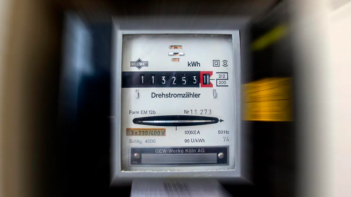 Ein Stromzähler in einem Haus in Köln. Stromzähler *** An electricity meter in a house in Cologne electricity meter