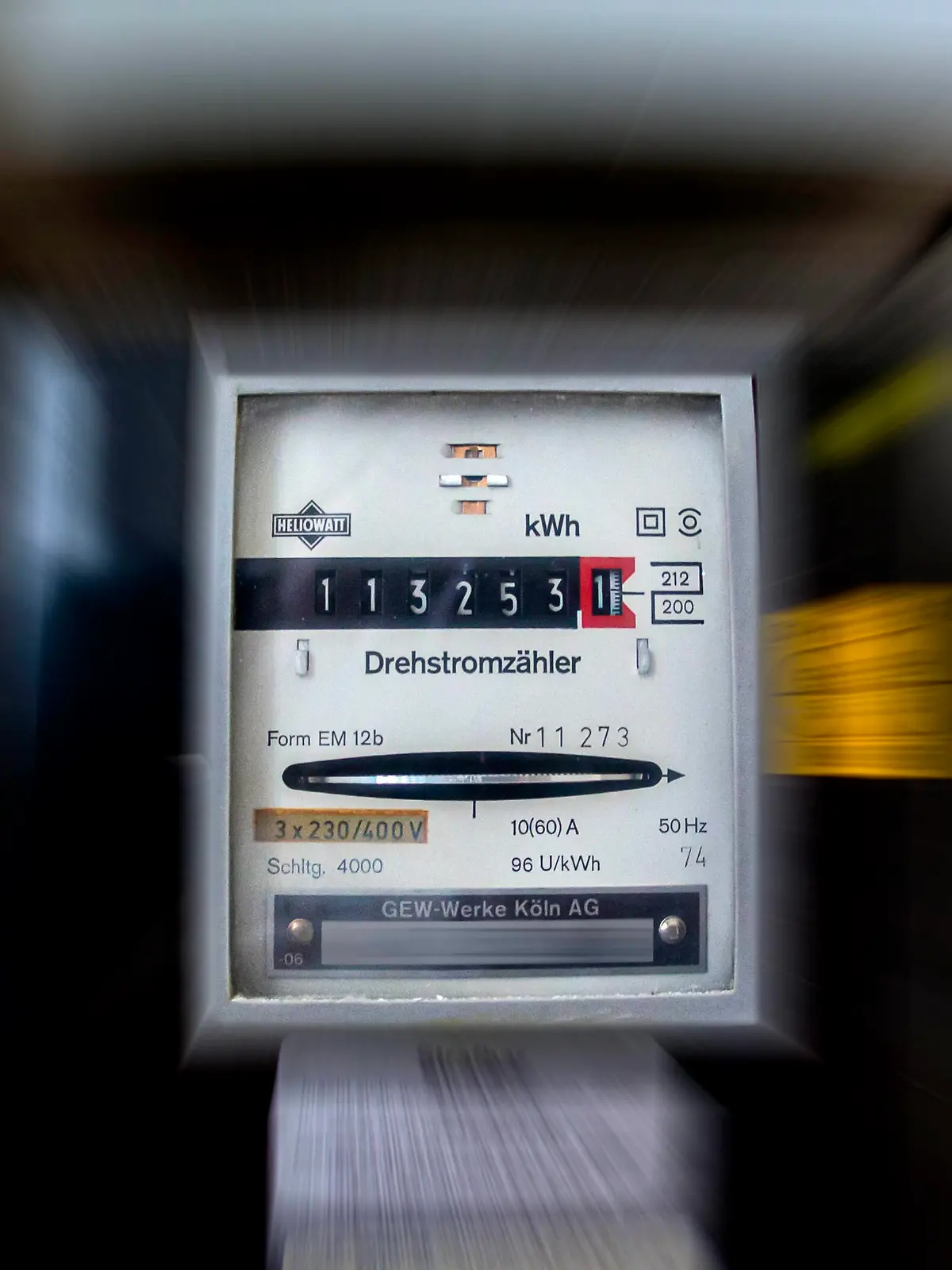 Ein Stromzähler in einem Haus in Köln. Stromzähler *** An electricity meter in a house in Cologne electricity meter 