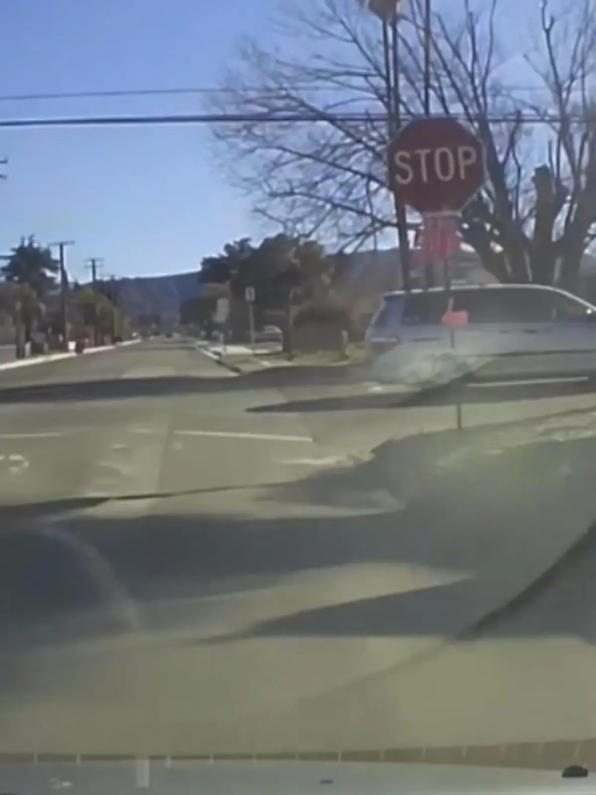 Über 160 Dashcam-Aufnahmen von Beinah-Unfällen hat ein Ehepaar auf YouTube gepostet. Jetzt wird dem Paar aus Kalifornien vorgeworfen, die Unfälle mit Absicht provoziert zu haben, um mehr Klicks zu bekommen. Die Bilder der gefährlichen Autounfälle im Video.