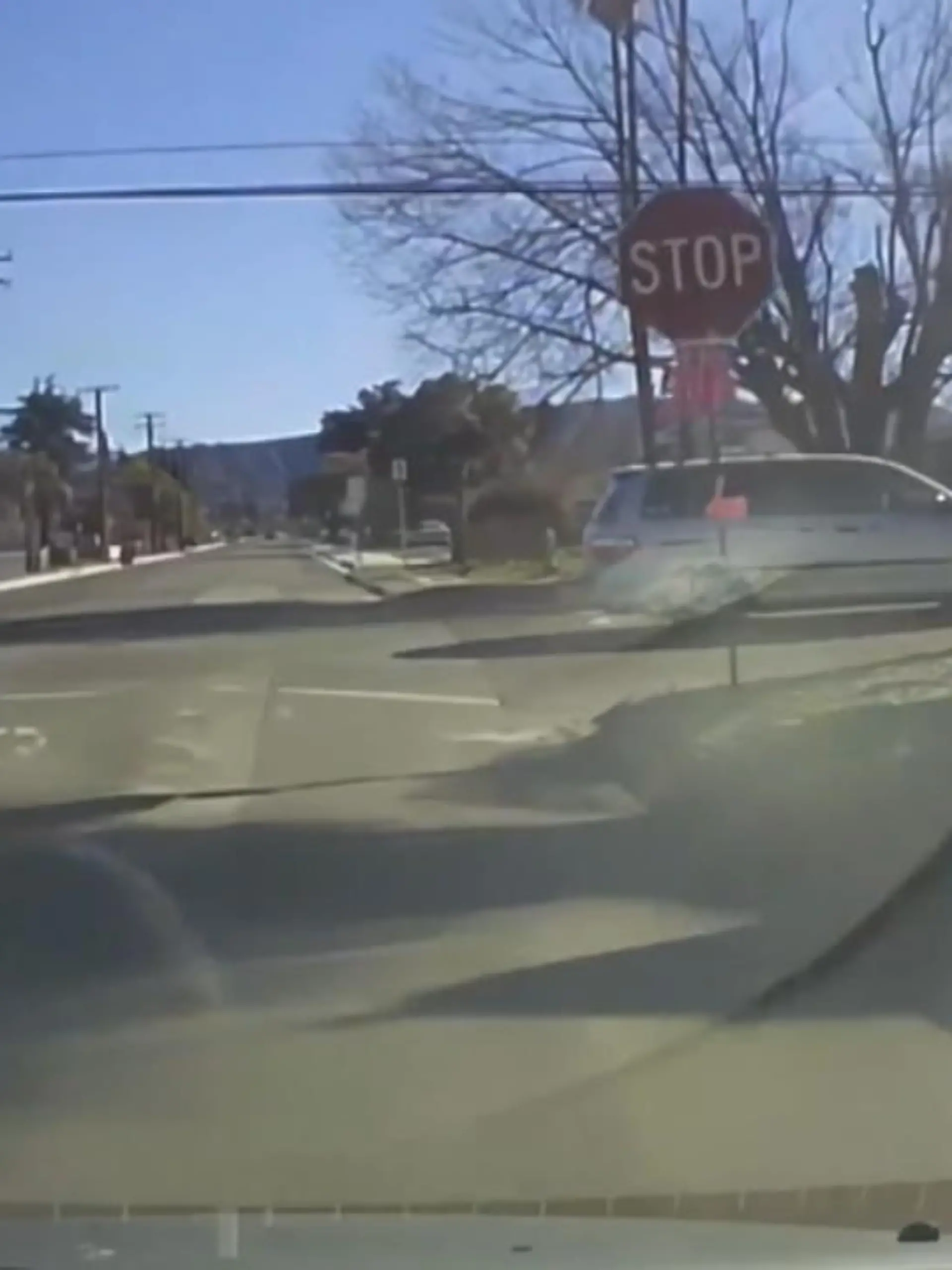 Über 160 Dashcam-Aufnahmen von Beinah-Unfällen hat ein Ehepaar auf YouTube gepostet. Jetzt wird dem Paar aus Kalifornien vorgeworfen, die Unfälle mit Absicht provoziert zu haben, um mehr Klicks zu bekommen. Die Bilder der gefährlichen Autounfälle im Video.