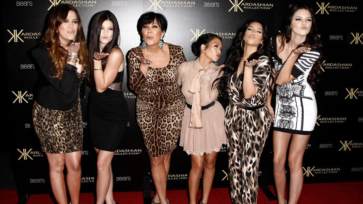 ARCHIV - 17.08.2011, USA, Los Angeles: Khloe Kardashian (l-r), Kylie Jenner, Kris Jenner, Kourtney Kardashian, Kim Kardashian und Kendall Jenner kommen bei der Kardashian Kollection Launch Party an. Die erfolgreiche Reality-Show «Keeping Up With The Kardashians» um den Kardashian-Jenner-Clan geht nach 14 Jahren zu Ende. Foto: Matt Sayles/AP/dpa +++ dpa-Bildfunk +++