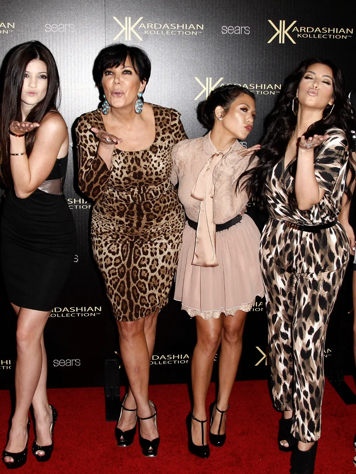 ARCHIV - 17.08.2011, USA, Los Angeles: Khloe Kardashian (l-r), Kylie Jenner, Kris Jenner, Kourtney Kardashian, Kim Kardashian und Kendall Jenner kommen bei der Kardashian Kollection Launch Party an. Die erfolgreiche Reality-Show «Keeping Up With The Kardashians» um den Kardashian-Jenner-Clan geht nach 14 Jahren zu Ende. Foto: Matt Sayles/AP/dpa +++ dpa-Bildfunk +++