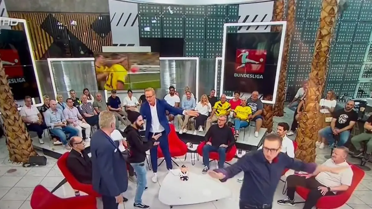 Zwei Männer stürmten die Talkrunde beim Doppelpass.
