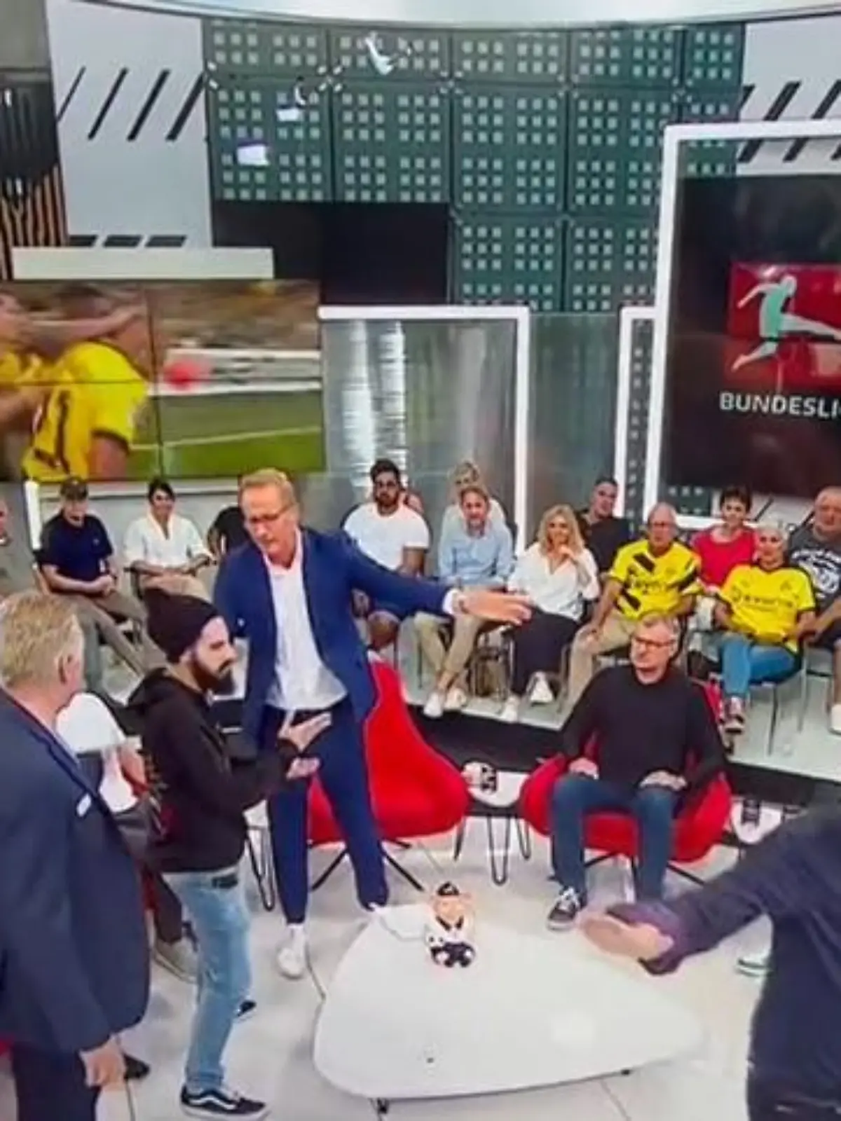 Zwei Männer stürmten die Talkrunde beim Doppelpass.