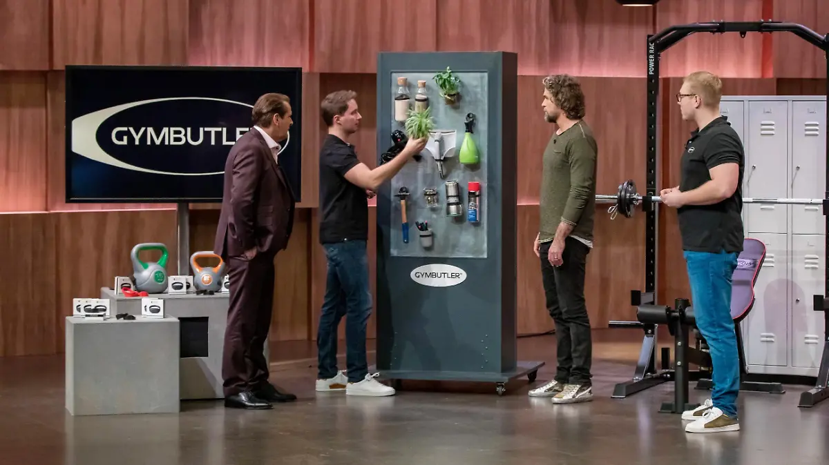 Die Investoren Ralf Dümmel (l.) und Nils Glagau (2.v.r.) nehmen den Getränkehalter fürs Fitnessstudio von "Gymbutler" und Maximilian Sander (r.) und Tim Bormann genau unter die Lupe. Die Verwendung des sendungsbezogenen Materials ist nur mit dem Hinweis und Verlinkung auf TVNOW gestattet.