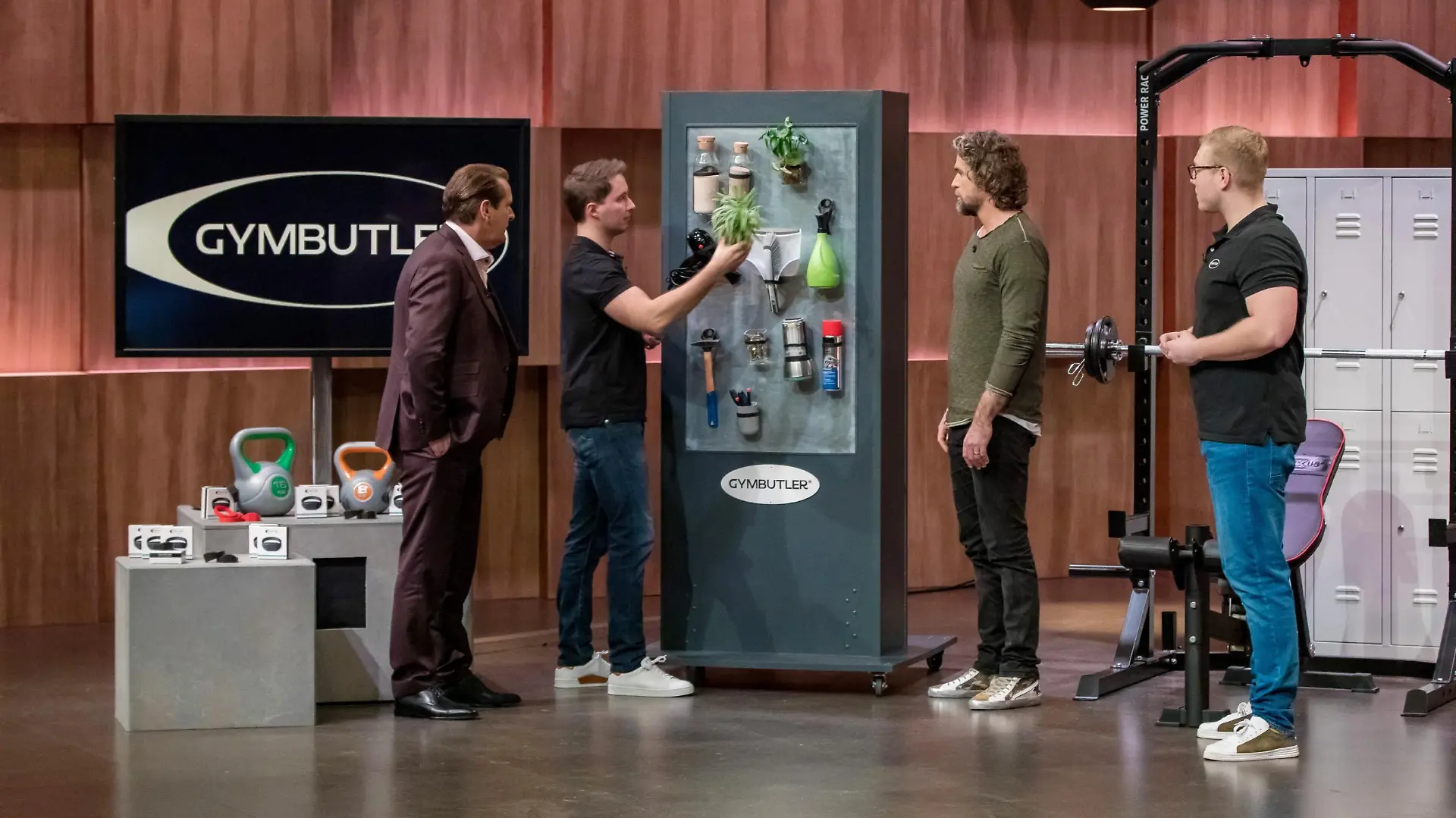 Die Investoren Ralf Dümmel (l.) und Nils Glagau (2.v.r.) nehmen den Getränkehalter fürs Fitnessstudio von "Gymbutler" und Maximilian Sander (r.) und Tim Bormann genau unter die Lupe. Die Verwendung des sendungsbezogenen Materials ist nur mit dem Hinweis und Verlinkung auf TVNOW gestattet.