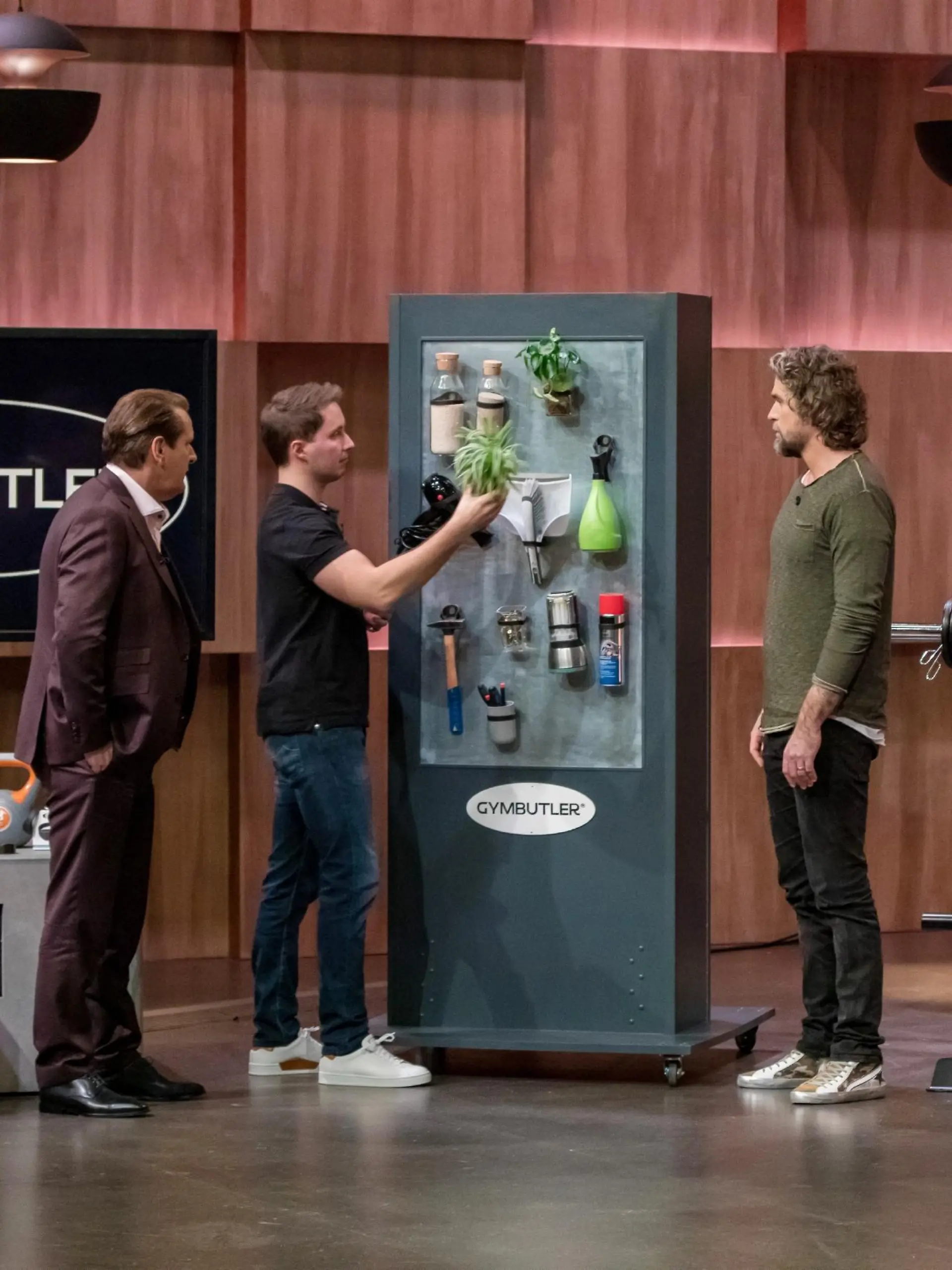 Die Investoren Ralf Dümmel (l.) und Nils Glagau (2.v.r.) nehmen den Getränkehalter fürs Fitnessstudio von "Gymbutler" und Maximilian Sander (r.) und Tim Bormann genau unter die Lupe.  Die Verwendung des sendungsbezogenen Materials ist nur mit dem Hinweis und Verlinkung auf TVNOW gestattet.