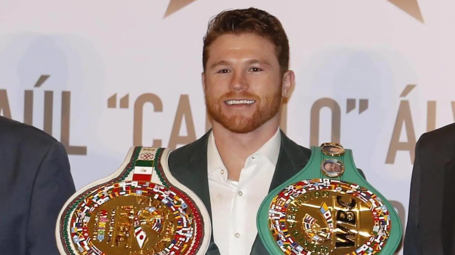 Sport Bilder des Tages Boxen, Weltmeister Saul Alvarez bekommt seine Gürtel October 15, 2018 - EUM20181015DEP07.JPG.CIUDAD DE MEXICO. BoxingBoxeo-Canelo.- 15 de octubre de 2018. Aspectos de la entrega de los cinturones que acreditan al boxeador Saul Canelo Ãülvarez (centro) como Campeon Mundial de Peso Medio del Consejo Mundial de Boxeo. Lo acompanan el empresario Carlos Slim (a su der.) y Mauricio Sulaiman, presidente de este consejo (5to. de izq. a der.). Foto: Agencia EL UNIVERSALAgustin SalinasEELG Latin News: October 15, 2018 *** October 15 2018 EUM20181015DEP07 JPG CITY OF MEXICO BoxingBoxeo Canelo October 15, 2018 Aspects of the delivery of the belts that accredit the boxer Saul Canelo Alvarez center as WBC World Middleweight Champion Accompanied by businessman Carlos Slim his der and Mauricio Sulaiman president of this council 5th from left to right Photo Agency EL UNIVERSALAgustin SalinasEELG Latin News October 15 2018 PUBLICATIONxINxGERxSUIxAUTxONLY - ZUMAu78_ 20181015_zaf_u78_023 Copyright: xElxUniversalx