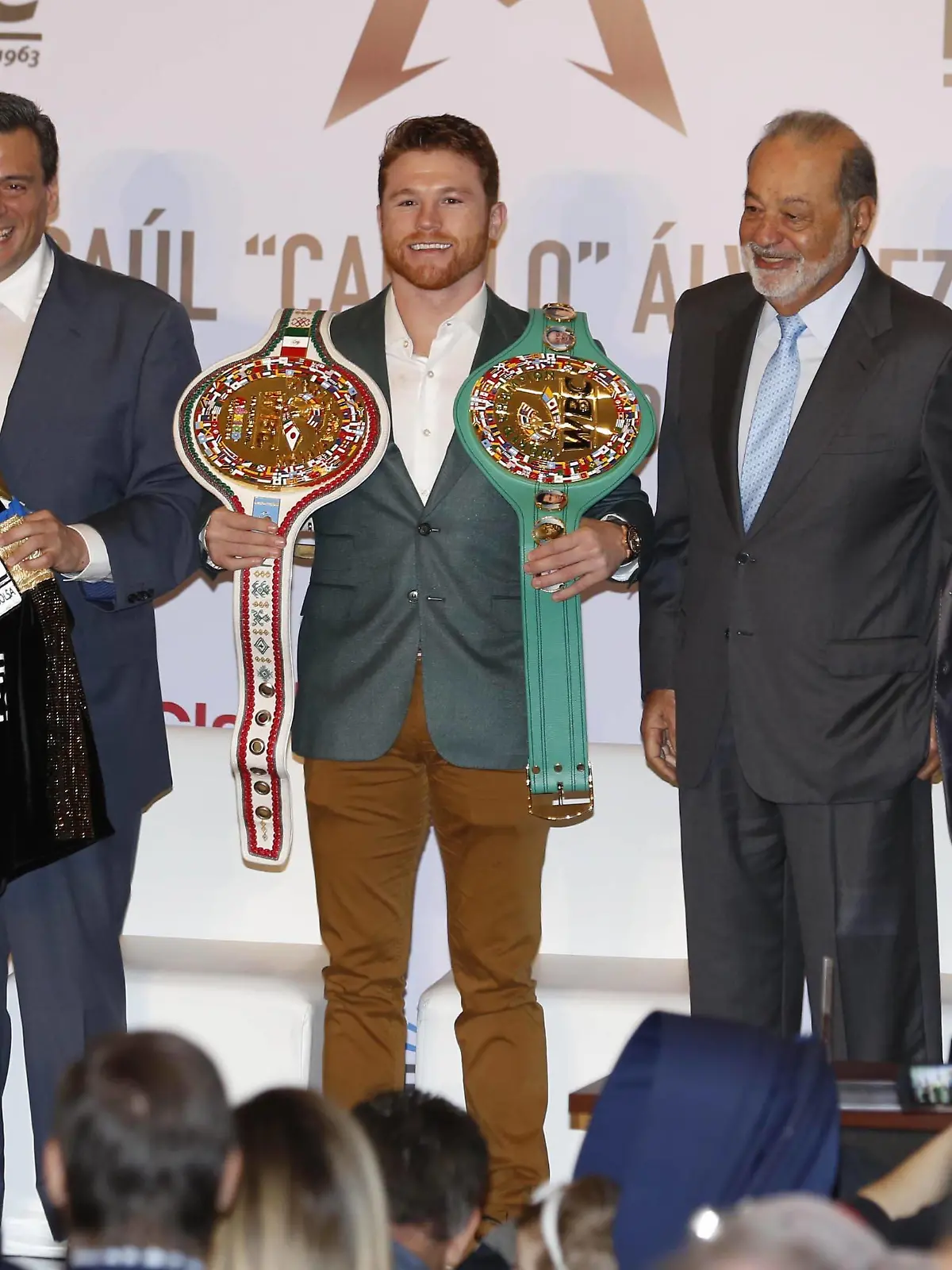 Sport Bilder des Tages Boxen, Weltmeister Saul Alvarez bekommt seine Gürtel October 15, 2018 - EUM20181015DEP07.JPG.CIUDAD DE MEXICO. BoxingBoxeo-Canelo.- 15 de octubre de 2018. Aspectos de la entrega de los cinturones que acreditan al boxeador Saul Canelo Ãülvarez (centro) como Campeon Mundial de Peso Medio del Consejo Mundial de Boxeo. Lo acompanan el empresario Carlos Slim (a su der.) y Mauricio Sulaiman, presidente de este consejo (5to. de izq. a der.). Foto: Agencia EL UNIVERSALAgustin SalinasEELG Latin News: October 15, 2018 *** October 15 2018 EUM20181015DEP07 JPG CITY OF MEXICO BoxingBoxeo Canelo October 15, 2018 Aspects of the delivery of the belts that accredit the boxer Saul Canelo Alvarez center as WBC World Middleweight Champion Accompanied by businessman Carlos Slim his der and Mauricio Sulaiman president of this council 5th from left to right Photo Agency EL UNIVERSALAgustin SalinasEELG Latin News October 15 2018 PUBLICATIONxINxGERxSUIxAUTxONLY - ZUMAu78_ 20181015_zaf_u78_023 Copyright: xElxUniversalx  