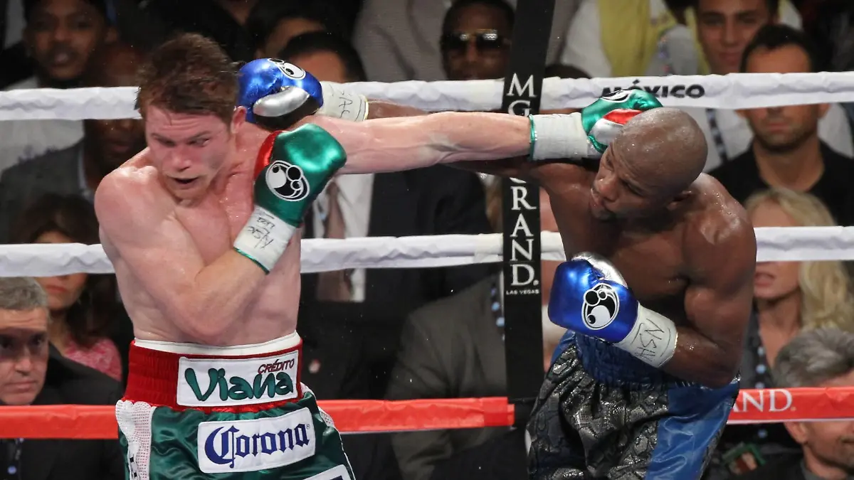 Bildnummer: 14489426 Datum: 15.09.2013 Copyright: imago/ZUMA PressSept. 15, 2013 - Las Vegas, Nevada, USA - Floyd Money Mayweather (blk & blue trunks) takes on Saul Canelo Alvarez (red, why & grn trunks) to battle for the Super Welterweight World Championship on September 14, 2013 at the MGM Grand Garden Arena in Las Vegas, Nevada. Mayweather won the title by majority decision. Mayweather v. Canelo Super Welterweight World Championship Boxing PUBLICATIONxINxGERxSUIxAUTxONLY - ZUMAd83; Boxen WM xdp x1x 2013 quer premiumdImage number 14489426 date 15 09 2013 Copyright imago Zuma Press Sept 15 2013 Las Vegas Nevada USA Floyd Money Mayweather blk & Blue trunks takes ON Saul Canelo Alvarez Red Why & GRN trunks to Battle for The Super Welterweight World Championship ON September 14 2013 AT The MGM Grand Garden Arena in Las Vegas Nevada Mayweather Won The Title by majority decision Mayweather v Canelo Super Welterweight World Championship Boxing PUBLICATIONxINxGERxSUIxAUTxONLY boxing World Cup x1x 2013 horizontal premiumd