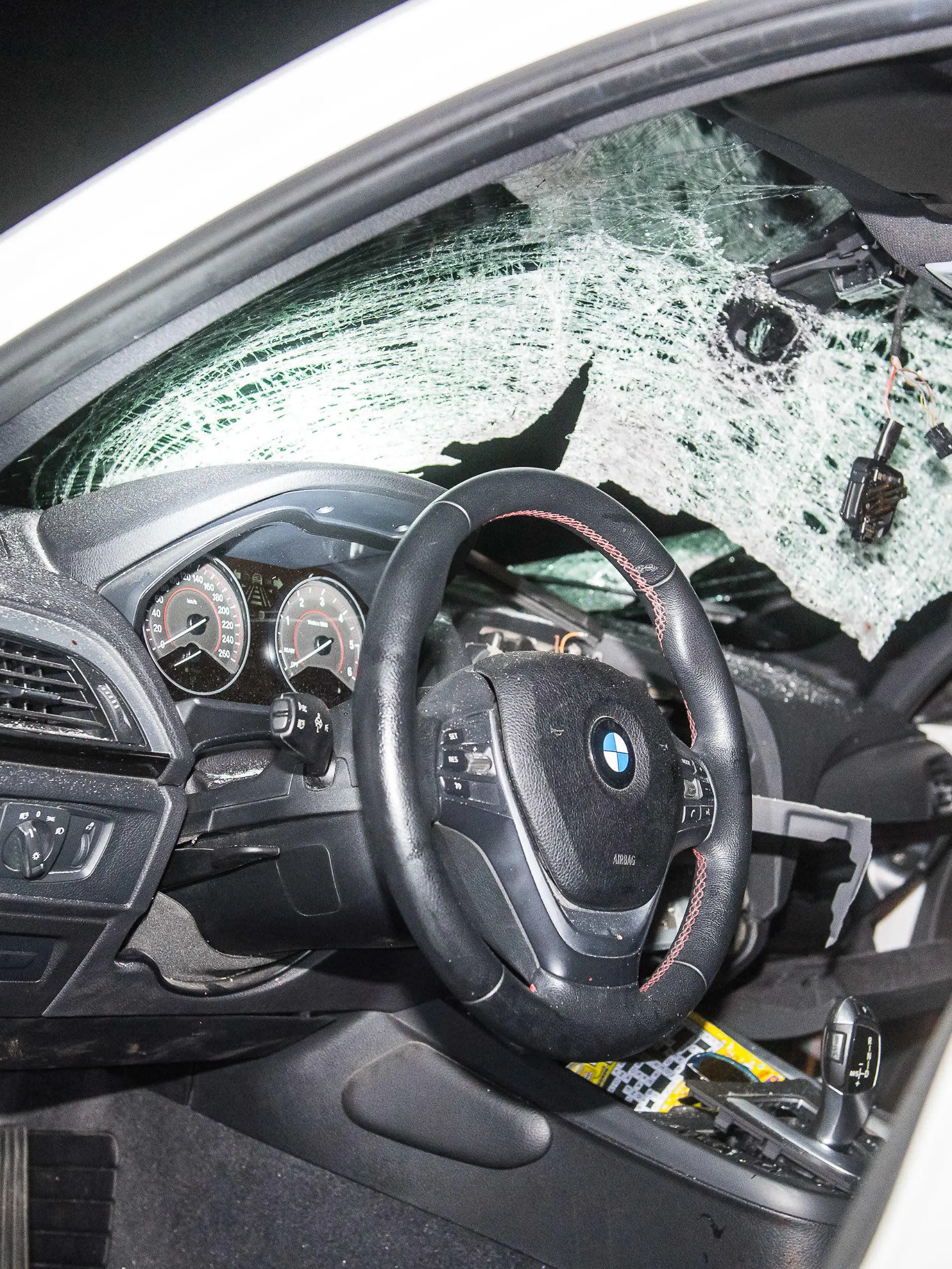 08.05.2018, Schleswig-Holstein, Harislee: Zersplittert hängt die Windschutzscheibe eines BMWs nach der Kollision mit einem großen Stein im Rahmen. Bei einem Steinwurf von einer Autobahnbrücke auf der A7 zwischen Flensburg und der dänischen Grenze war die Fahrerin des Wagens schwer verletzt worden.    (zu dpa "Steinwurf auf der A7 in Schleswig-Holstein - Frau schwer verletzt" vom 09.05.2018) Foto: Benjamin Nolte/dpa +++ dpa-Bildfunk +++