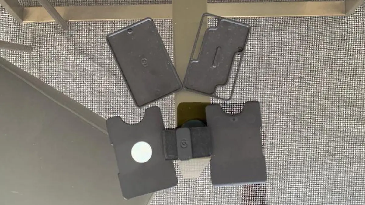 Schlüssel- und Bargeldfach, Ober- und Unterseite mit Metall für den Magneten (links) und das Gummiband sind im Lieferumfang enthalten. Es fehlt der eigentliche Magnet, der zu diesem Zeitpunt schon befestigt war. Kosten: 29,99 Euro.