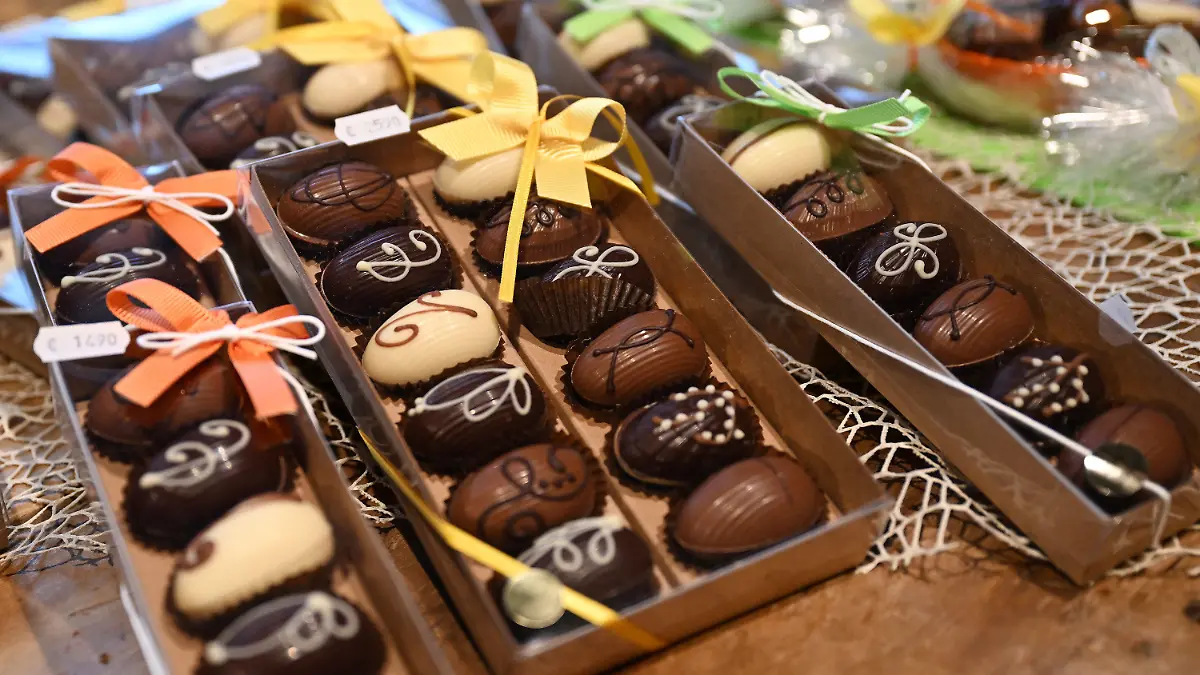 PRODUKTION - 30.03.2023, Bayern, Garmisch-Partenkirchen: Verzierte Schoko-Ostereier werden in der Chocolaterie Amelie zum Verkauf angeboten. Die Herstellung von Schoko-Osterhasen oder Schoko-Ostereiern ist hier in jedem Arbeitsschritt noch Handarbeit. (zu dpa: «Schokolade trotzt der Krisenstimmung - Fast 10 Kilo pro Kopf genascht») Foto: Angelika Warmuth/dpa +++ dpa-Bildfunk +++