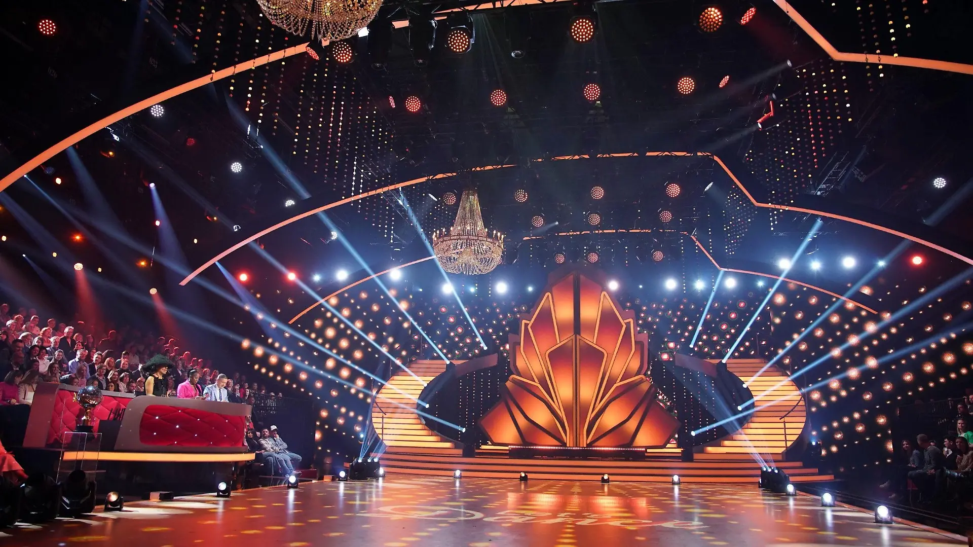 Die Jury im "Let´s Dance"-Studio.
Die Verwendung des sendungsbezogenen Materials ist nur mit dem Hinweis und Verlinkung auf RTL+ gestattet.