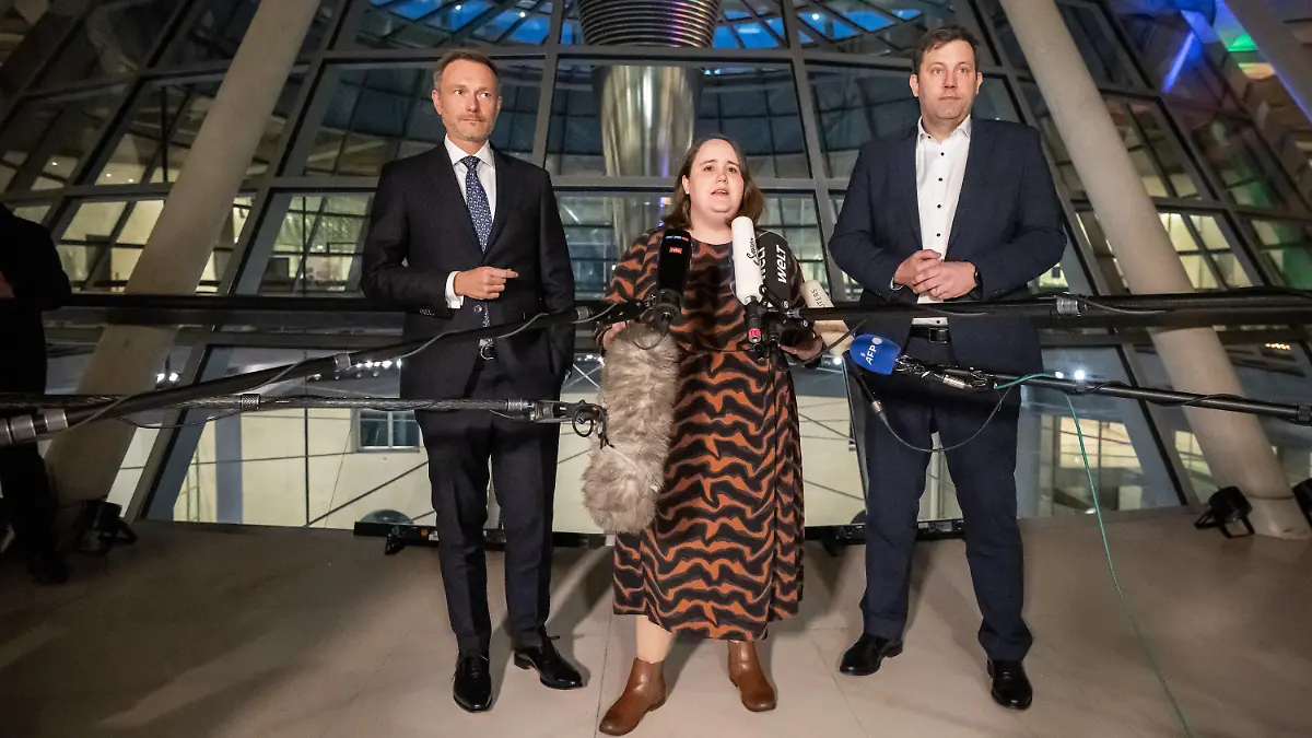 28.03.2023, Berlin: Die Parteichefs der Koalitionsparteien Lars Klingbeil (SPD) Ricarda Lang (Grüne) und Christian Lindner (FDP) sprechen im Bundestag nach dem Koalitionsausschuss. Die Spitzenpolitiker von SPD, Grünen und FDP haben nach langen Verhandlungen eine Einigung erzielt. (zu dpa «Ampel-Parteien erzielen nach langem Koalitionsausschuss Einigung») Foto: Michael Kappeler/dpa +++ dpa-Bildfunk +++