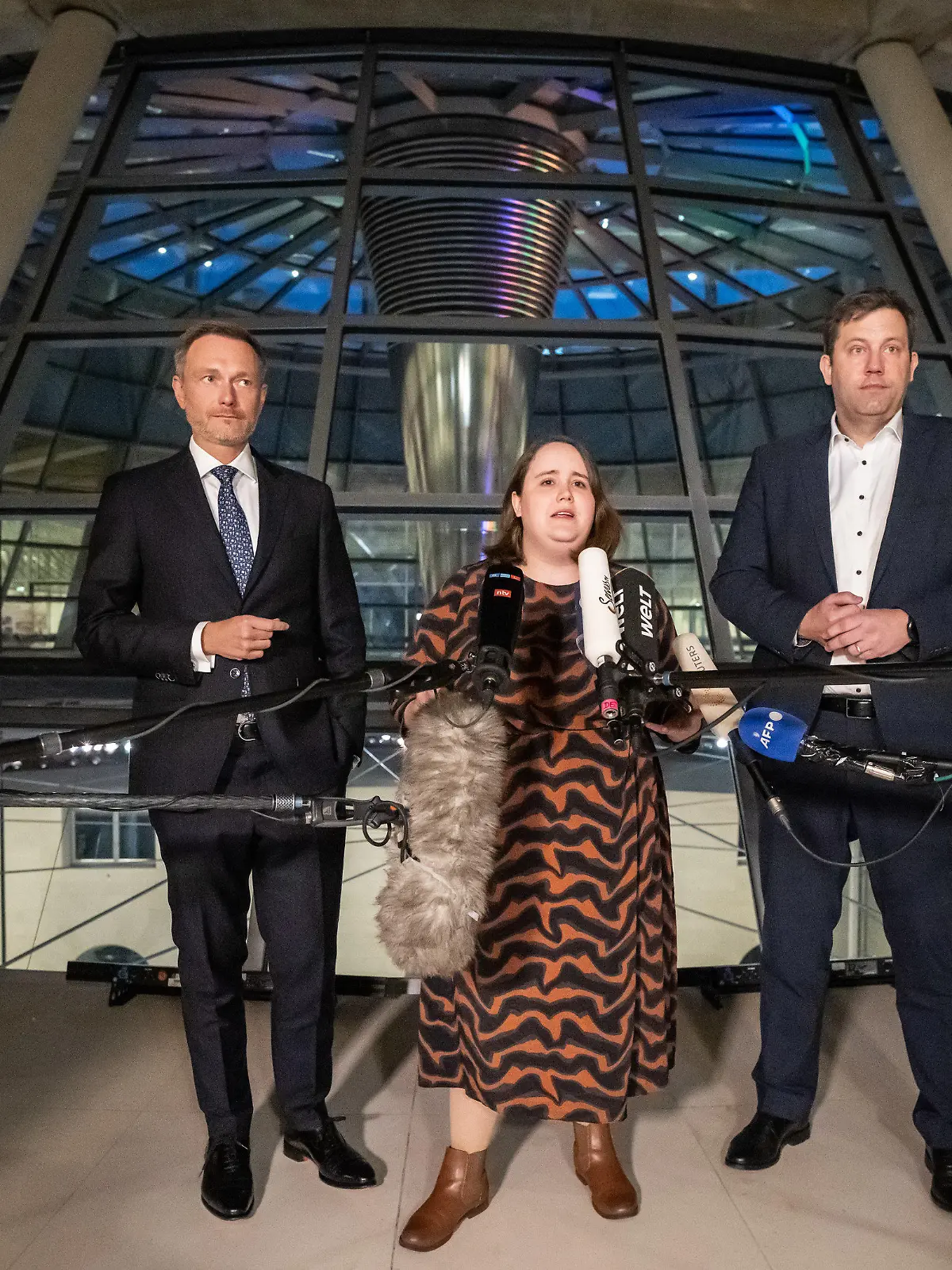 28.03.2023, Berlin: Die Parteichefs der Koalitionsparteien Lars Klingbeil (SPD) Ricarda Lang (Grüne) und Christian Lindner (FDP) sprechen im Bundestag nach dem Koalitionsausschuss. Die Spitzenpolitiker von SPD, Grünen und FDP haben nach langen Verhandlungen eine Einigung erzielt. (zu dpa «Ampel-Parteien erzielen nach langem Koalitionsausschuss Einigung») Foto: Michael Kappeler/dpa +++ dpa-Bildfunk +++