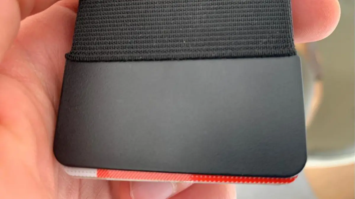 Der Kunststoff des Lockcard Slim Wallet ist etwas rau .