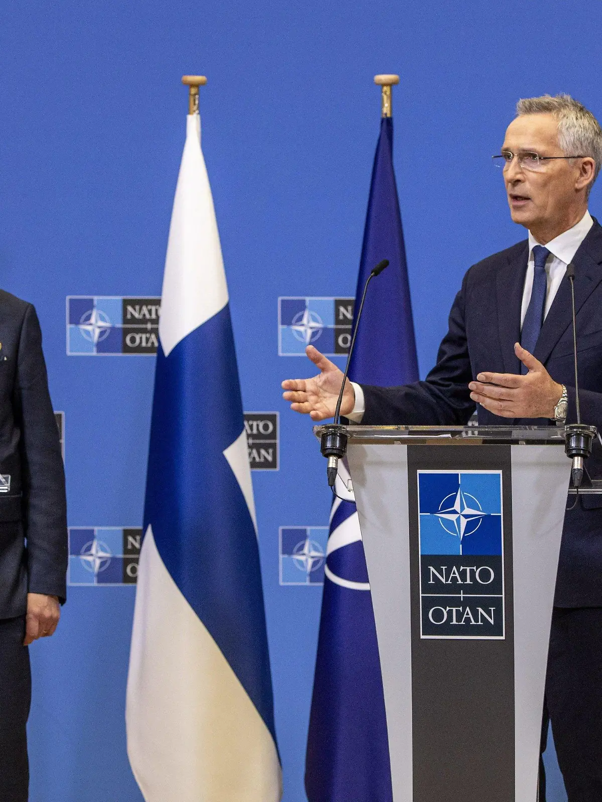16.06.2022, Belgien, Brüssel: Pekka Haavisto (l), Außenminister von Finnland, und Jens Stoltenberg, Nato-Generalsekretär, sprechen bei einer Pressekonferenz nach der Unterzeichnung der Beitrittsprotokolle Finnlands und Schwedens im Nato-Hauptquartier. Foto: Juha Roininen/Lehtikuva/dpa +++ dpa-Bildfunk +++