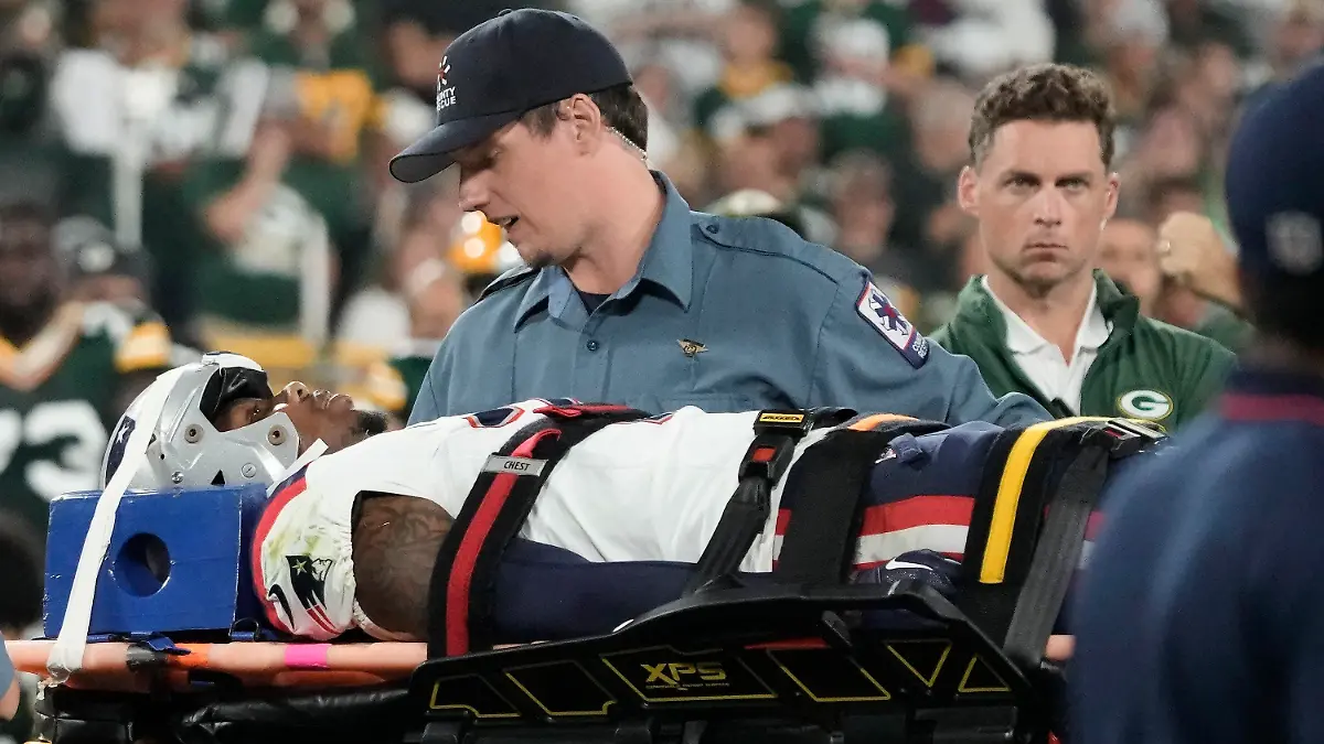 19.08.2023, USA, Green Bay: NFL; Vorbereitungsspiel; Testspiel; New England Patriots - Green Bay Packers: Der Cornerback der New England Patriots, Isaiah Bolden, wird vom Feld gebracht, nachdem er sich in der zweiten Hälfte des NFL-Footballspiels gegen die Green Bay Packers verletzt hat. Das Spiel wurde unterbrochen. Foto: Morry Gash/AP/dpa +++ dpa-Bildfunk +++