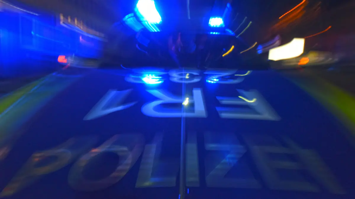 ARCHIV - 22.06.2015, Baden-Württemberg, Freiburg: SYMBOLBILD - Ein Polizeifahrzeug steht mit Blaulicht auf der Straße. (zu dpa: «Acht Männer nach mutmaßlicher Vergewaltigung in Untersuchungshaft» vom 26.10.2018) Foto: Patrick Seeger/dpa +++ dpa-Bildfunk +++