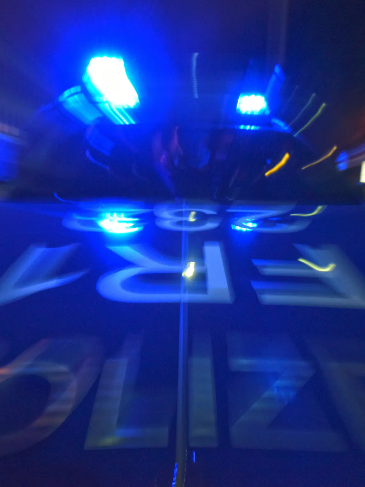 ARCHIV - 22.06.2015, Baden-Württemberg, Freiburg: SYMBOLBILD - Ein Polizeifahrzeug steht mit Blaulicht auf der Straße. (zu dpa: «Acht Männer nach mutmaßlicher Vergewaltigung in Untersuchungshaft» vom 26.10.2018) Foto: Patrick Seeger/dpa +++ dpa-Bildfunk +++