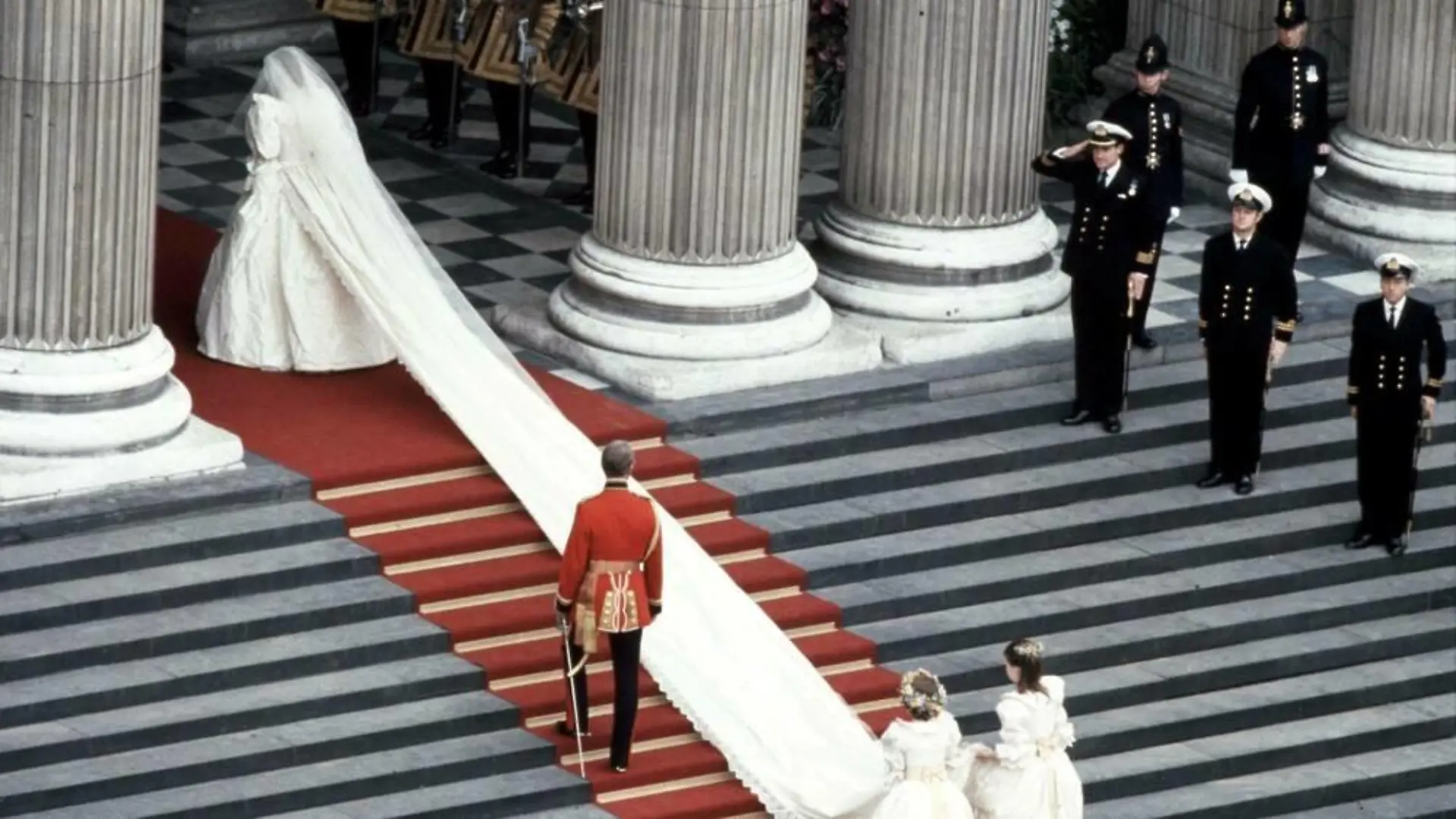 Emma Corrin: So war es, Prinzessin Dianas Hochzeitskleid zu tragen