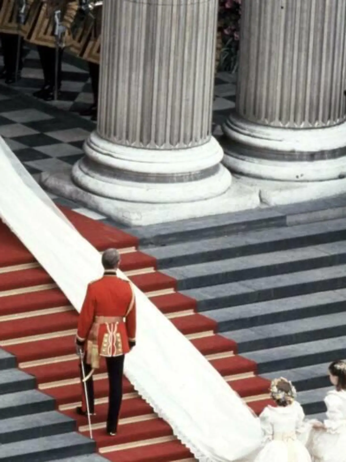 Emma Corrin: So war es, Prinzessin Dianas Hochzeitskleid zu tragen