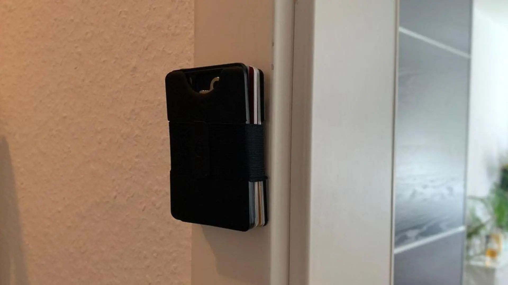 Das Lockcard Slim Wallet aus DHDL hängt im Flur am Magneten, der nicht besonders stark ist.