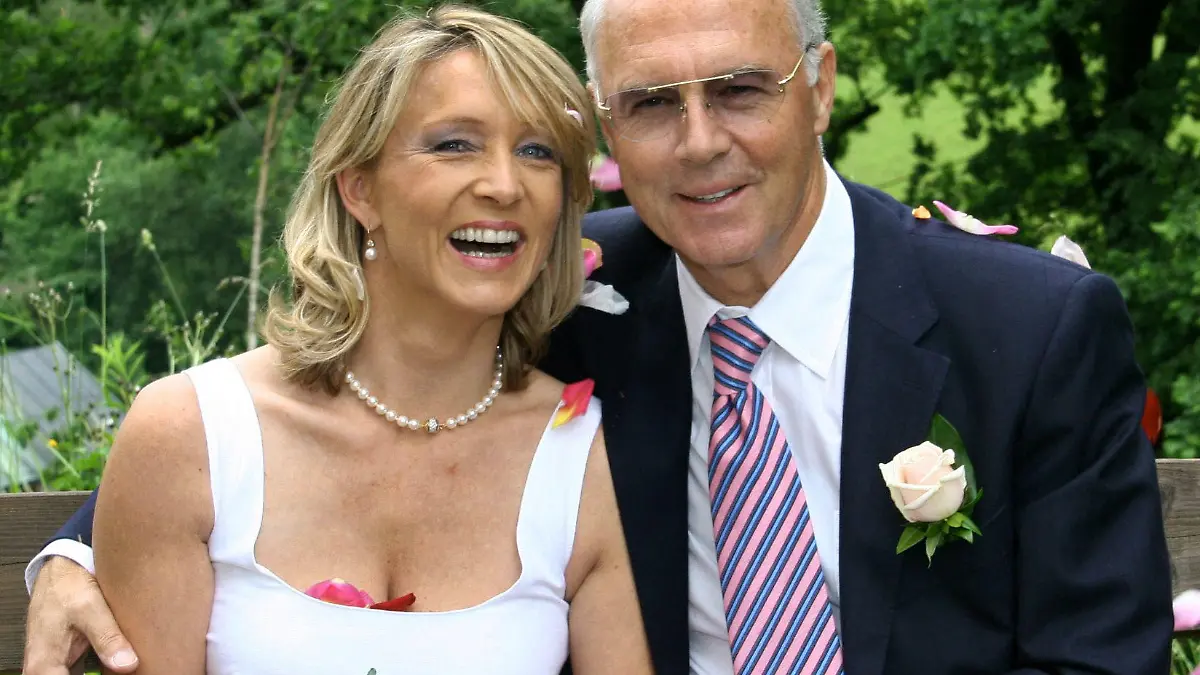 ARCHIV - Franz Beckenbauer und seine Frau Heidi strahlen nach ihrer Trauung im Standesamt Oberndorf bei Kitzbühel (Archivfoto vom 23.06.2006). Bei Kaiserwetter feiert Franz Beckenbauer an diesem Samstag seine Hochzeit mit Heidi Burmester nach. Die Party wird rund vier Wochen nach der Eheschließung im Luxushotel Stanglwirt im österreichischen Going am Wilden Kaiser steigen, wie aus dem Umfeld Beckenbauers und von dem Hotel am Freitagabend bestätigt wurde. Die Feierlichkeiten selbst sollen unter Ausschluss der Öffentlichkeit stattfinden. Foto: Privat   +++(c) dpa - Bildfunk+++