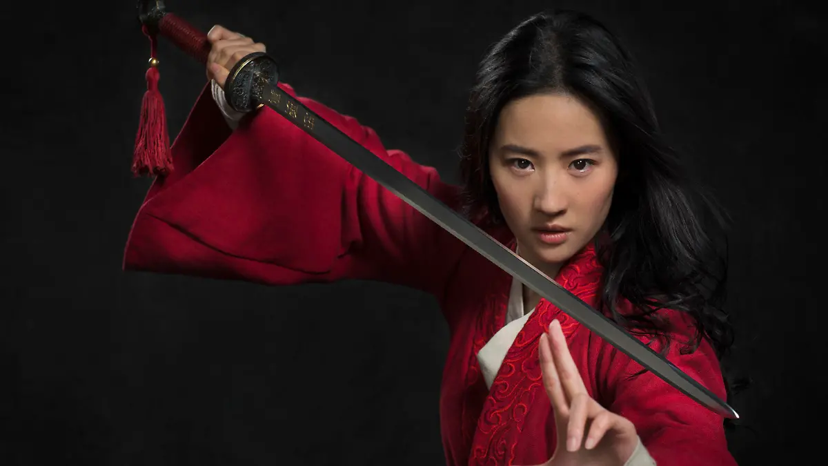 HANDOUT - 02.08.2018, ---, -: Mulan (Yifei Liu) zückt das Schwert in einer Szene des Films «Mulan» (undatierte Aufnahme). Eigentlich sollte das Werk schon im März 2020 ins Kino kommen, der Start wurde aber wegen Corona verschoben. Auf der großen Leinwand ist das bildgewaltige Spektakel «Mulan» nun vorerst nicht zu sehen - dafür aber ab Freitag (4. September) beim Streamingdienst Disney+ und gegen eine Zusatzgebühr von 21,99 Euro. (zu dpa Action, Spannung und große Gefühle: «Mulan» startet bei Disney+) Foto: Stephen Tilley/Disney Enterprises, Inc./dpa - ACHTUNG: Nur zur redaktionellen Verwendung im Zusammenhang mit einer Berichterstattung über den Film und nur mit vollständiger Nennung des vorstehenden Credits +++ dpa-Bildfunk +++