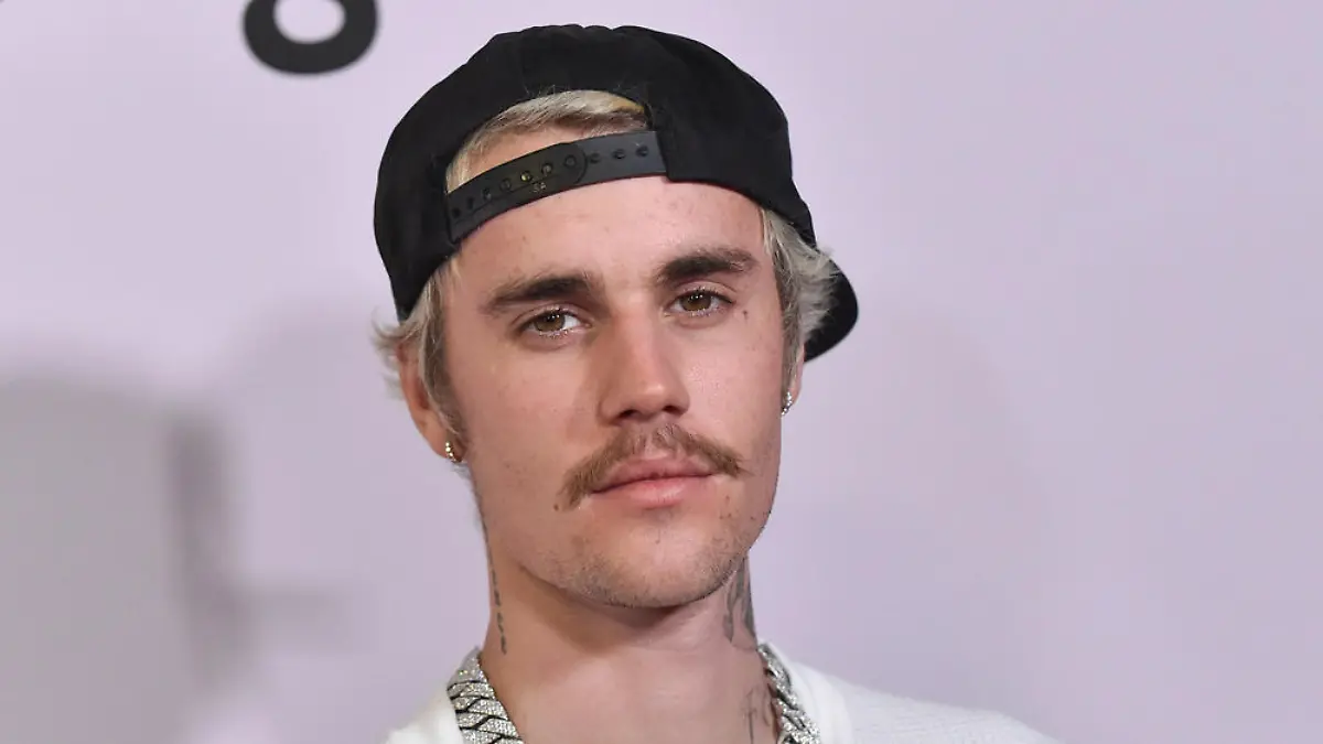Justin Bieber präsentiert sein neues Hals-Tattoo