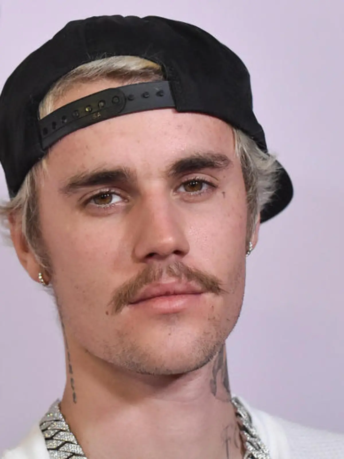 Justin Bieber präsentiert sein neues Hals-Tattoo