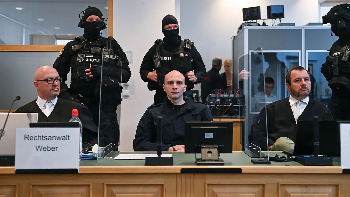 08.09.2020, Sachsen-Anhalt, Magdeburg: Der angeklagte Stephan Balliet sitzt zu Beginn des zehnten Prozesstages neben seinen Verteidigern Hans-Dieter Weber (l) und Thomas Rutkowski im Landgericht. Die Bundesanwaltschaft wirft dem Attentäter von Halle 13 Straftaten vor, unter anderem Mord und versuchten Mord. Der Attentäter hatte am 09. Oktober 2019 am höchsten jüdischen Feiertag Jom Kippur versucht, in der Synagoge in Halle ein Blutbad anzurichten. Foto: Hendrik Schmidt/dpa-Zentralbild/dpa +++ dpa-Bildfunk +++