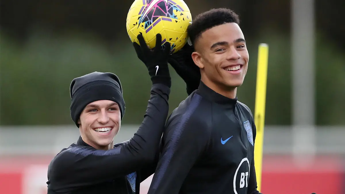 FILE PHOTO: Soccer Football - Euro Under 21 Qualifier - England Under 21 Training - St. George's Park, Burton upon Trent, Britain - November 11, 2019   England's Phil Foden and Mason Greenwood during training   Action Images via Reuters/Carl Recine /File Photo