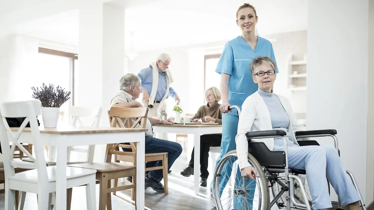 Woman in wheelchair with carer Senior woman in wheelchair with care worker in care home. PUBLICATIONxINxGERxSUIxHUNxONLY SCIENCExPHOTOxLIBRARY F021/6751