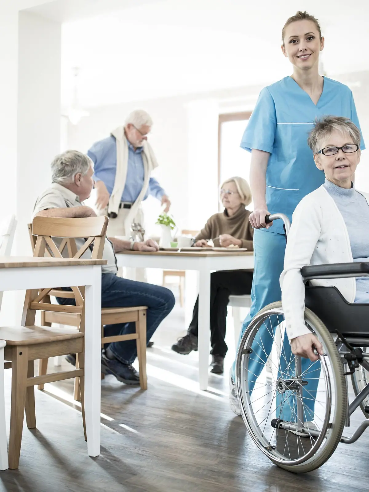  Woman in wheelchair with carer Senior woman in wheelchair with care worker in care home. PUBLICATIONxINxGERxSUIxHUNxONLY SCIENCExPHOTOxLIBRARY F021/6751