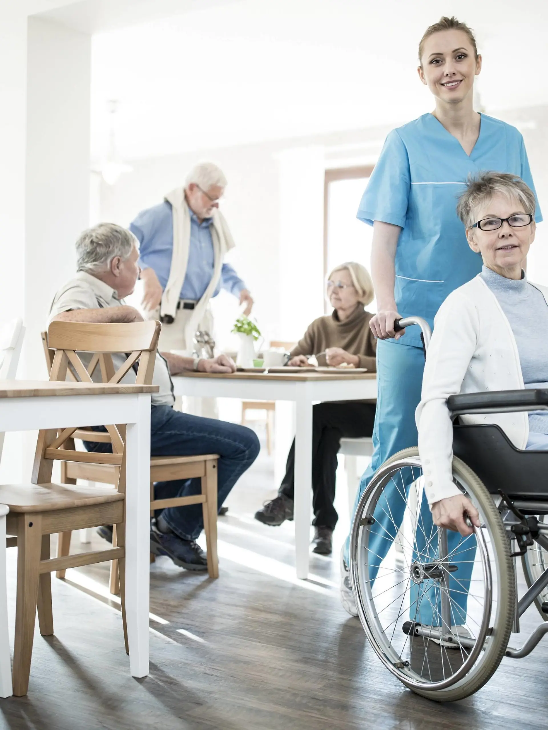  Woman in wheelchair with carer Senior woman in wheelchair with care worker in care home. PUBLICATIONxINxGERxSUIxHUNxONLY SCIENCExPHOTOxLIBRARY F021/6751