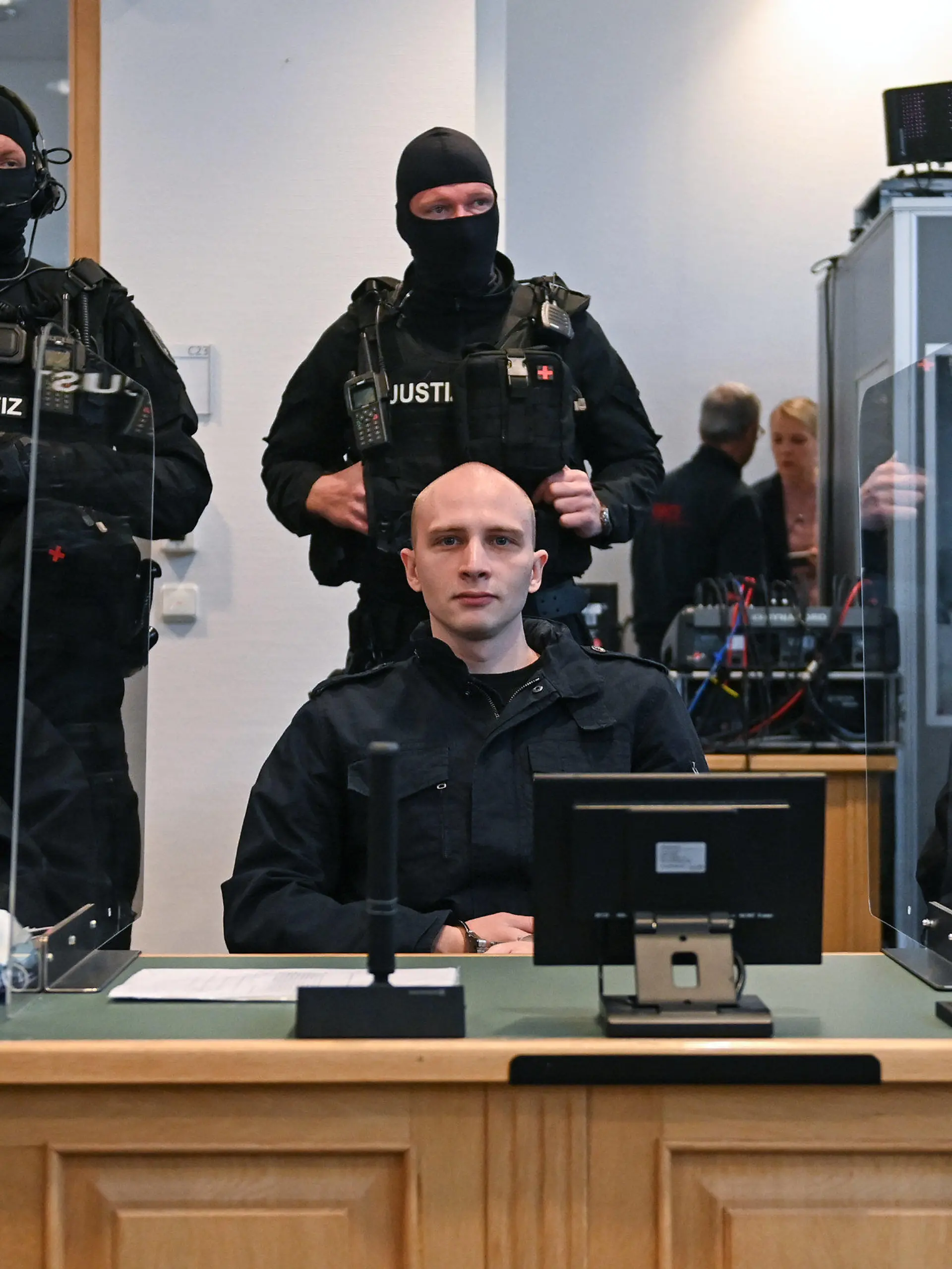 dpatopbilder - 08.09.2020, Sachsen-Anhalt, Magdeburg: Der angeklagte Stephan Balliet sitzt zu Beginn des zehnten Prozesstages neben seinen Verteidigern Hans-Dieter Weber (l) und Thomas Rutkowski im Landgericht. Die Bundesanwaltschaft wirft dem Attentäter von Halle 13 Straftaten vor, unter anderem Mord und versuchten Mord. Der Attentäter hatte am 09. Oktober 2019 am höchsten jüdischen Feiertag Jom Kippur versucht, in der Synagoge in Halle ein Blutbad anzurichten. Foto: Hendrik Schmidt/dpa-Zentralbild/dpa +++ dpa-Bildfunk +++