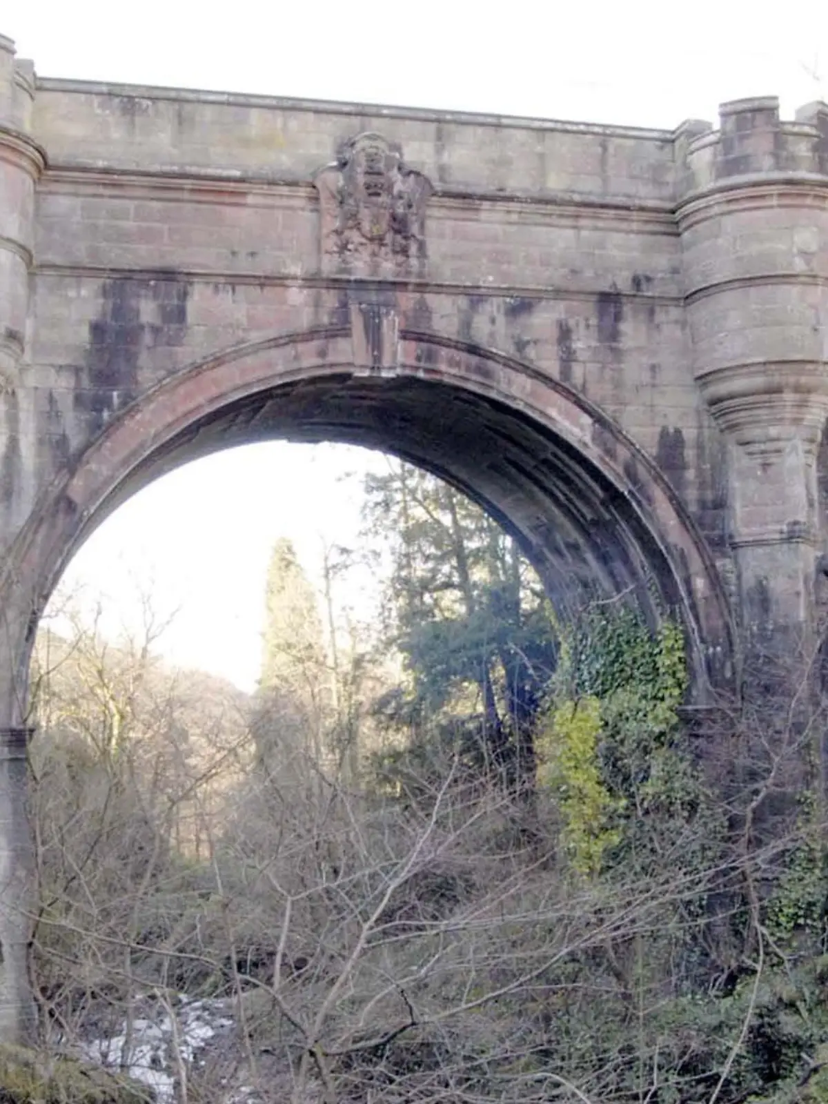 Overtoun Bridge in Schottland. - A team of scientists have been drafted in to investigate the mysterious spate of dog suicides.At least five dogs have mysteriously jumped 42ft to their deaths from the same bridge at Overtoun House in Dumbarton, near Glasgow.PICTURED-Overtoun Bridge