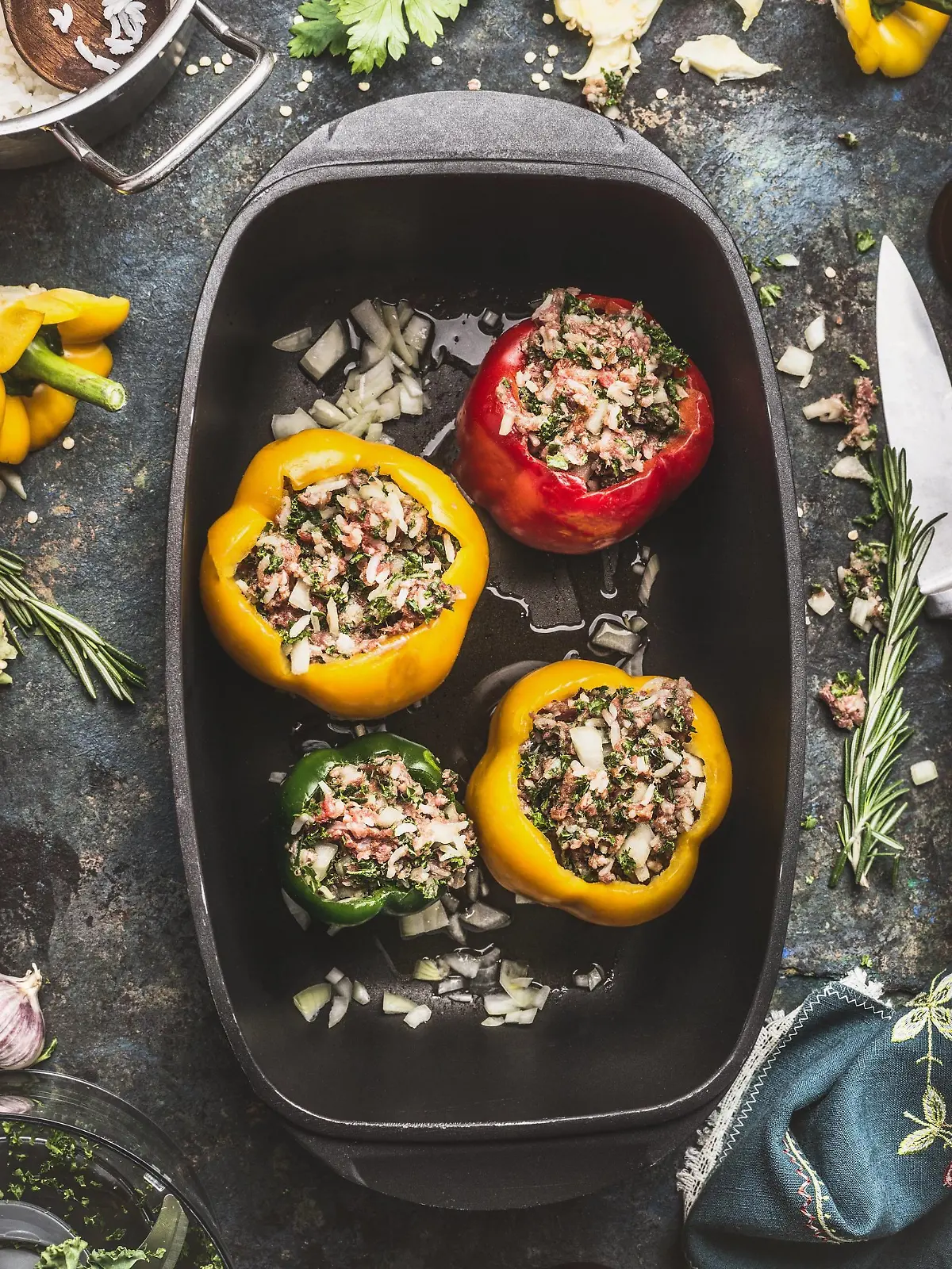 Bunte gefüllte Paprika in Kochtopf ESSEN UND TRINKEN/creative *** Colorful stuffed peppers in saucepan. EAT AND DRINK creative PUBLICATIONxINxGERxSUIxAUTxONLY photocase_1944563  