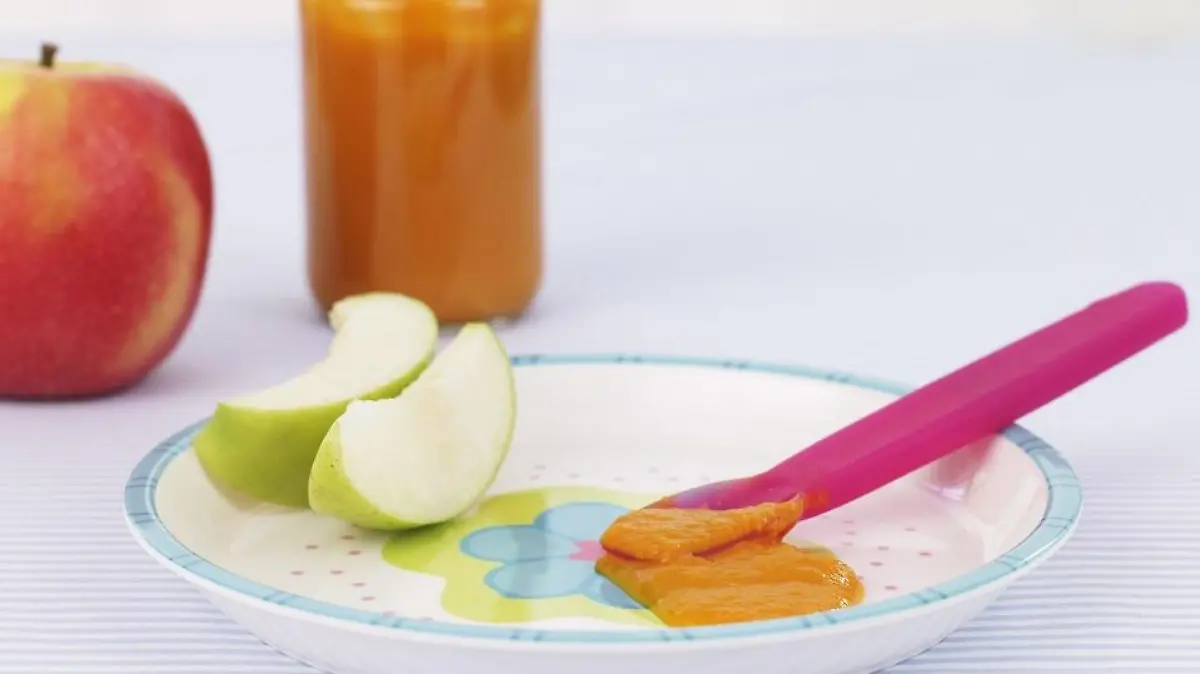 Nach der Muttermilch geht es weiter mit Babybrei und Beikost - wir verraten, was Sie zum Thema Babynahrung wissen sollten.