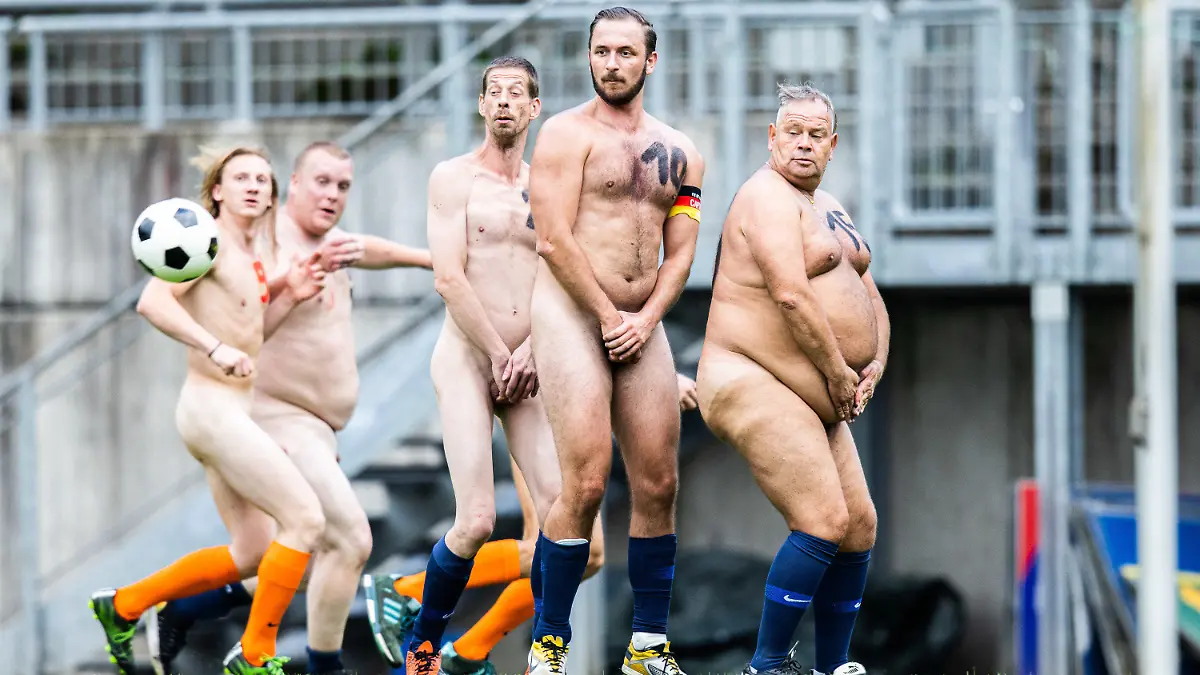 06.09.2020, Nordrhein-Westfalen, Wuppertal: Nackte Fußballer spielen im Stadion am Zoo. Aus Protest gegen die aus ihrer Sicht zunehmende Kommerzialisierung des Profifußballs traten zwei Mannschaften nackt gegeneinander an. Organisator des Naked Fußball ist der Künstler Starczewski, der jeden Teilnehmer im Anschluss per Urkunde zum offiziellen Nacktionalspieler ernennen will. Foto: Marcel Kusch/dpa +++ dpa-Bildfunk +++