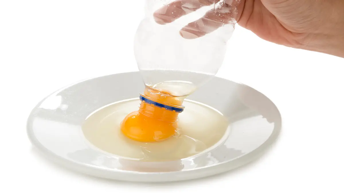Eier trennen mit der Plastikflasche