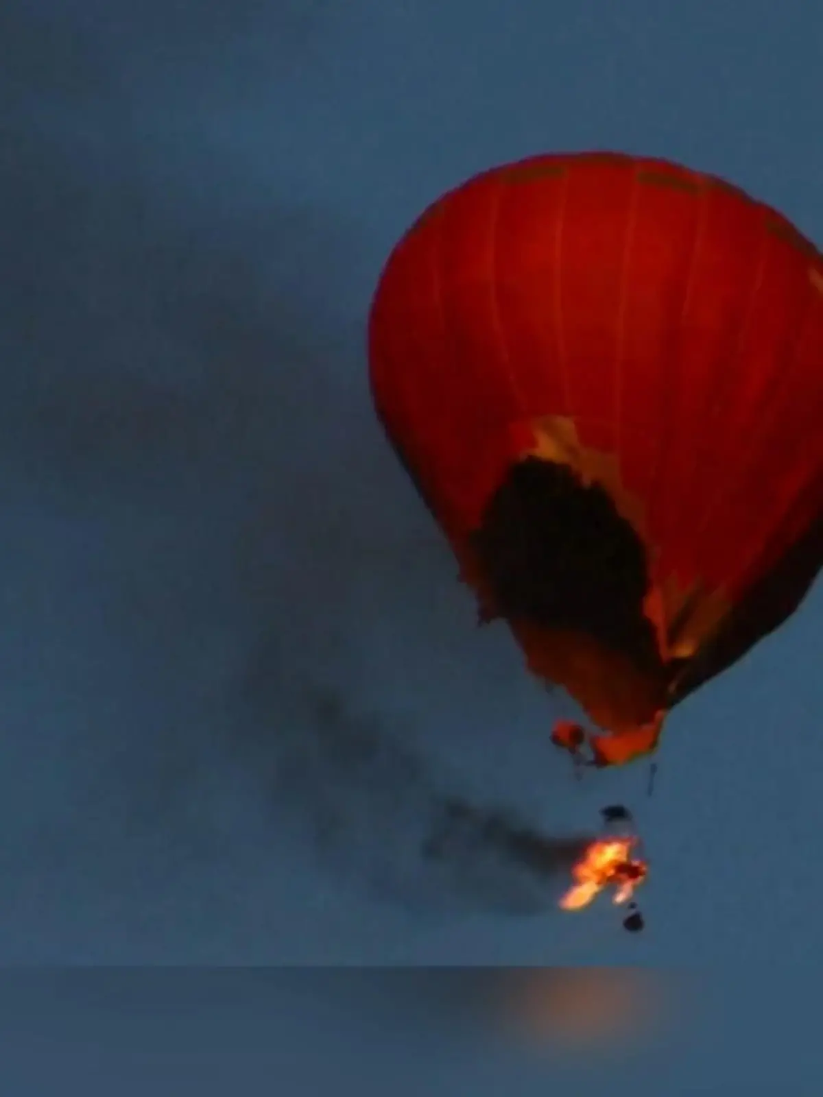 Bild zu: "Brennender Ballon stürzt ab"