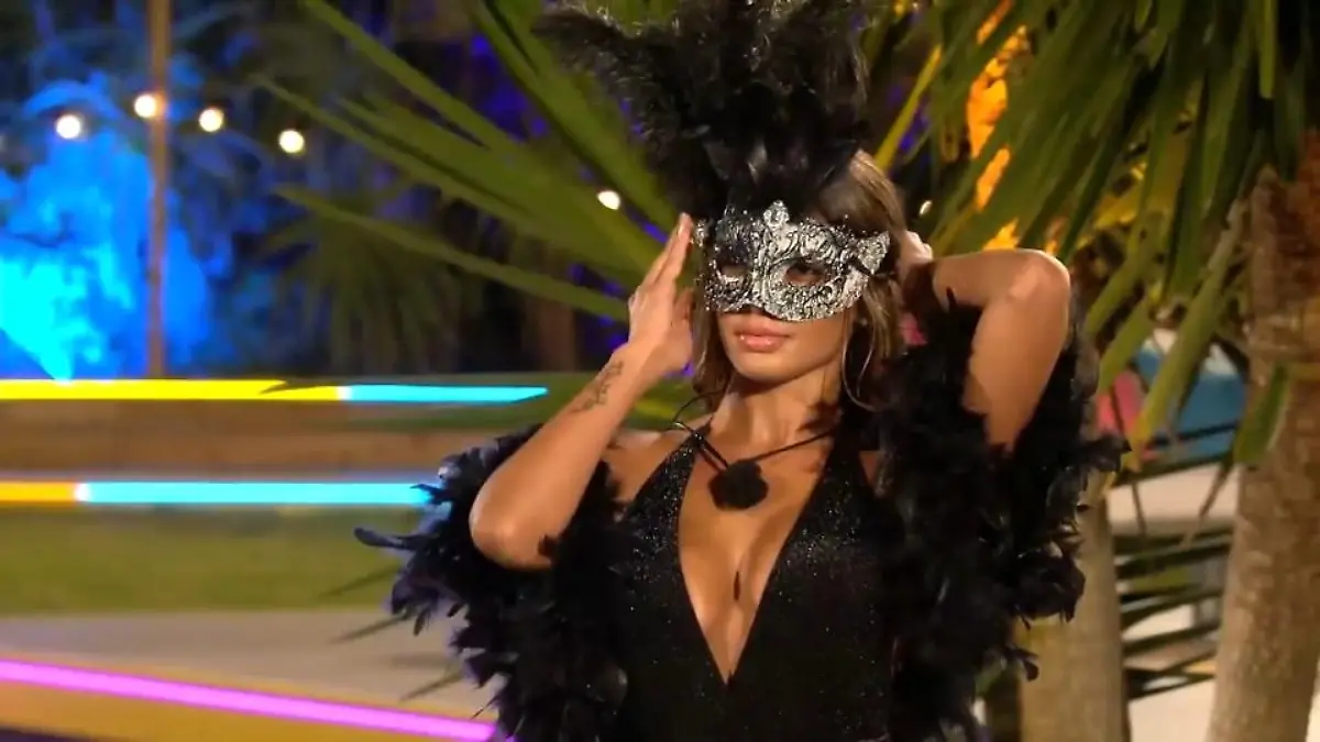 So reagieren die Boys auf den Einzug der Ex-Bachelor-Lady Granate Nathalia schlägt bei "Love Island" ein