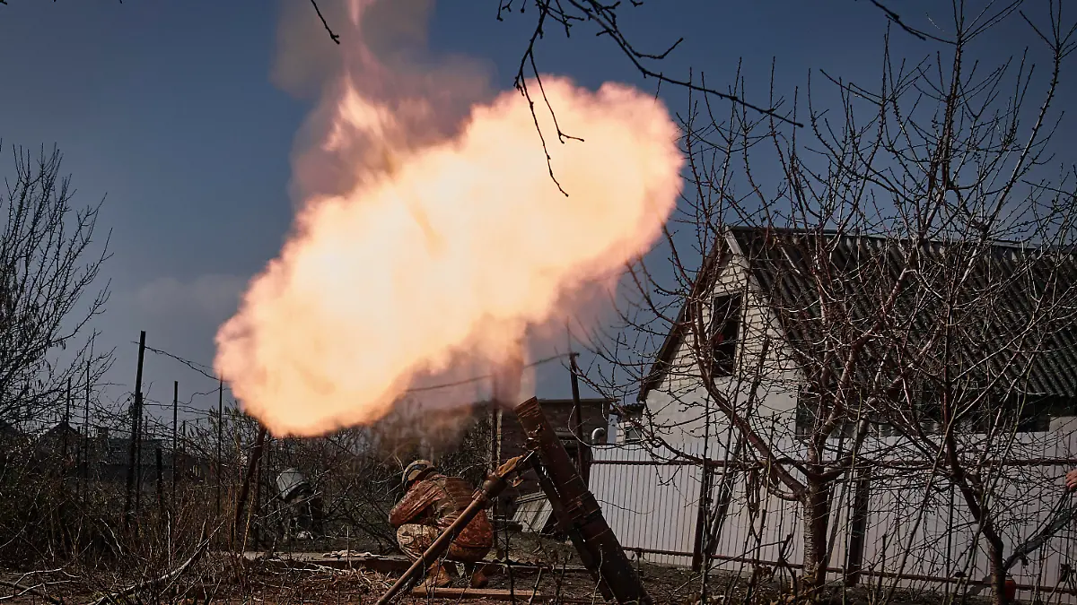 dpatopbilder - 26.03.2023, Ukraine, Bachmut: Ukrainische Soldaten feuern einen Mörser ab auf russische Stellungen an der Frontlinie bei Bakhmut, Region Donezk, Ukraine Foto: Libkos/AP/dpa +++ dpa-Bildfunk +++