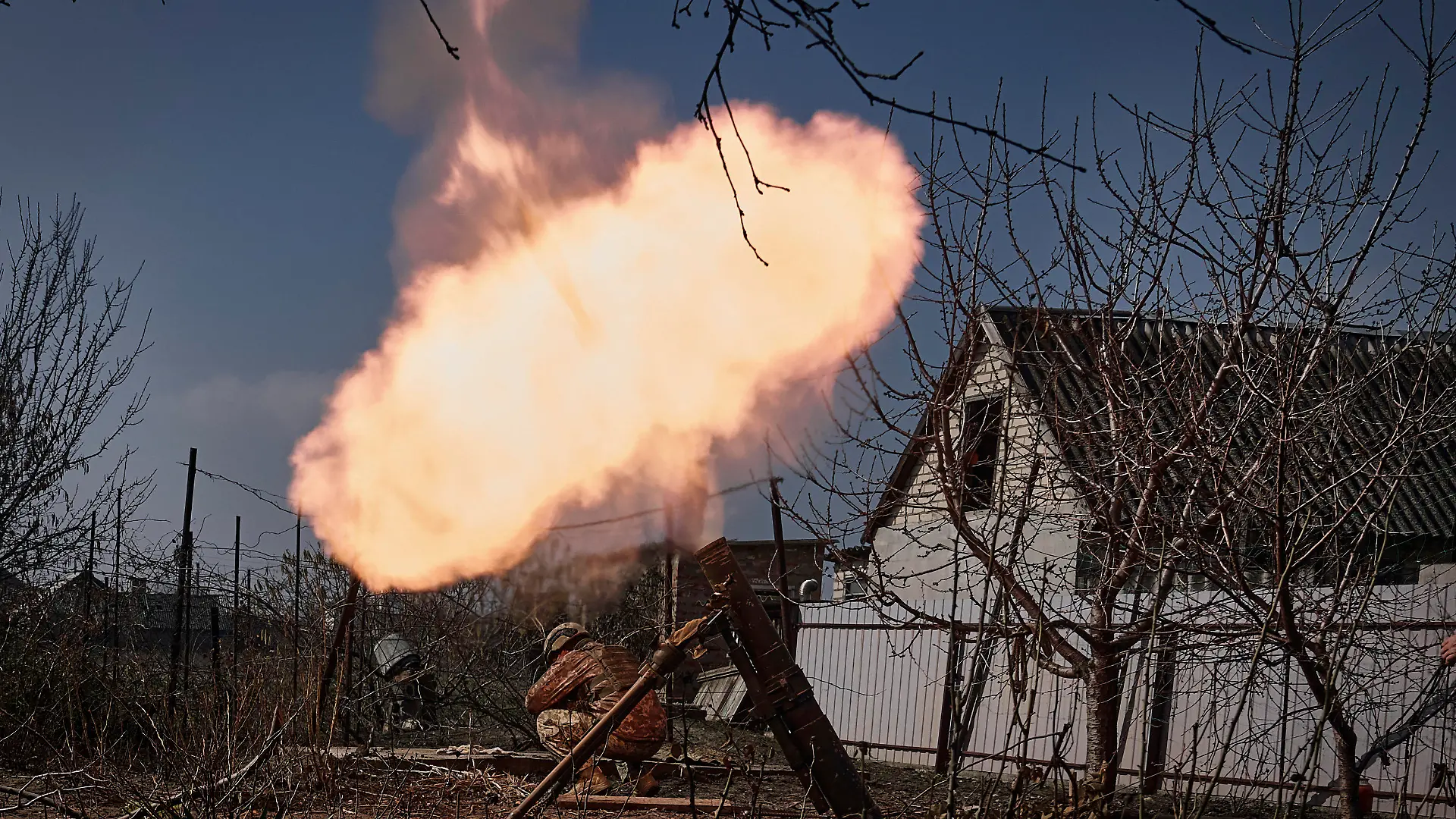 dpatopbilder - 26.03.2023, Ukraine, Bachmut: Ukrainische Soldaten feuern einen Mörser ab auf russische Stellungen an der Frontlinie bei Bakhmut, Region Donezk, Ukraine Foto: Libkos/AP/dpa +++ dpa-Bildfunk +++