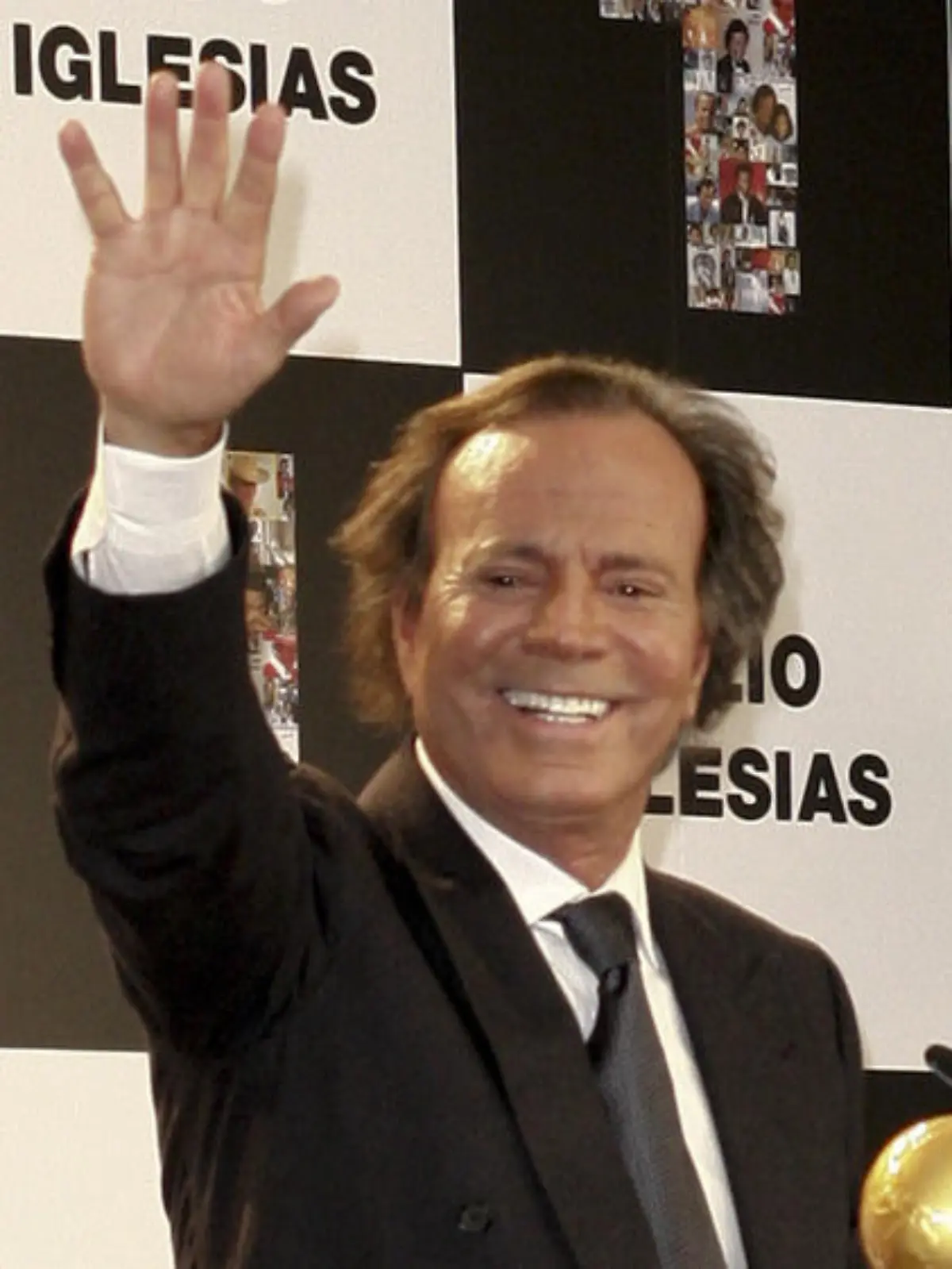 "Dummer Sturz": Julio Iglesias meldet sich nach Unfall zurück