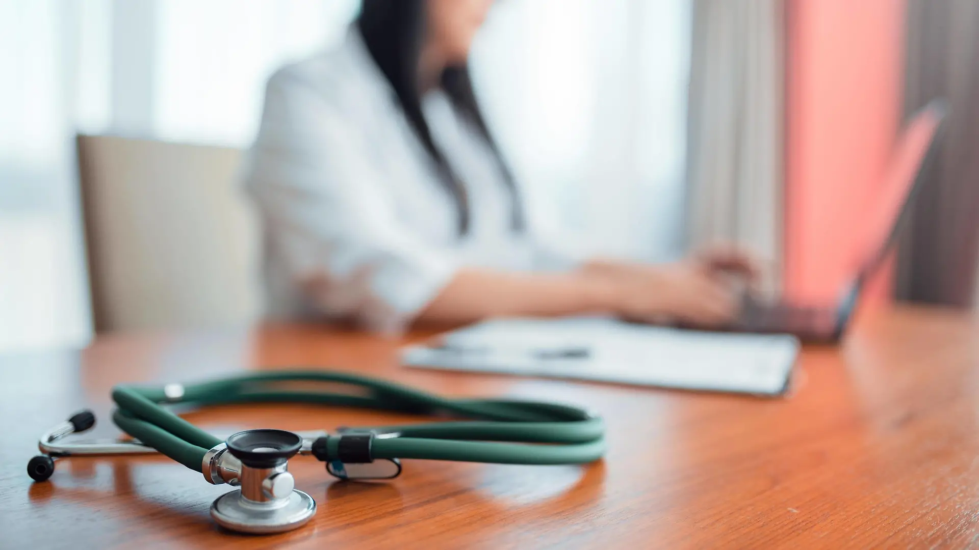Stethoscope on wooden table, family doctor concept Copyright: xNomadSoulx Panthermedia28073967 ,model released, Symbolfoto