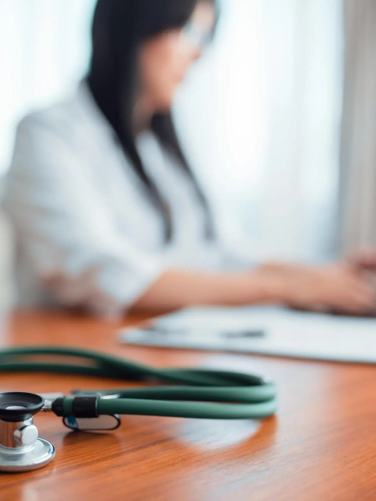  Stethoscope on wooden table, family doctor concept Copyright: xNomadSoulx Panthermedia28073967 ,model released, Symbolfoto